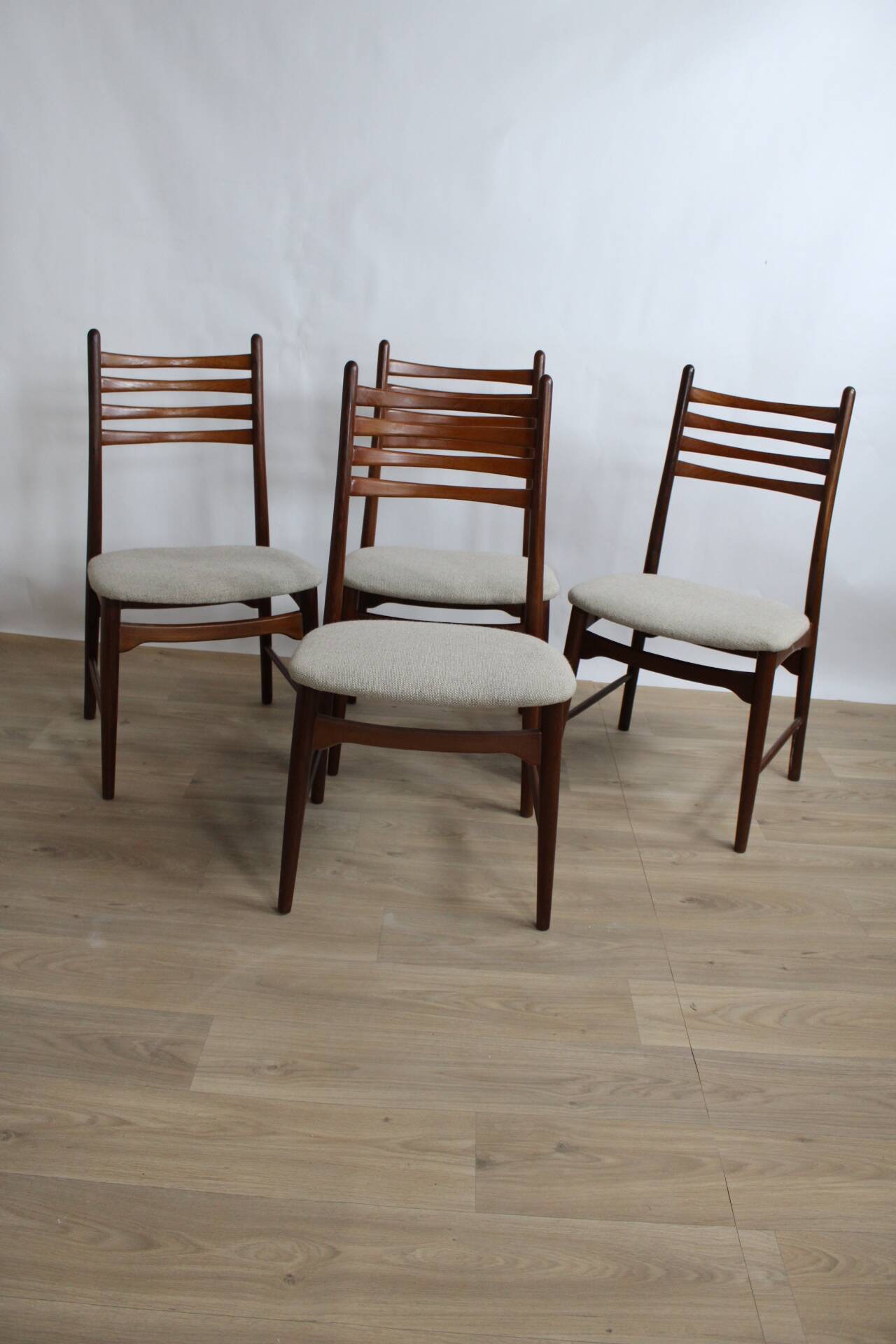 4 chaises teck tissus moiré gris blanc Scandinaves 1960 Danematk