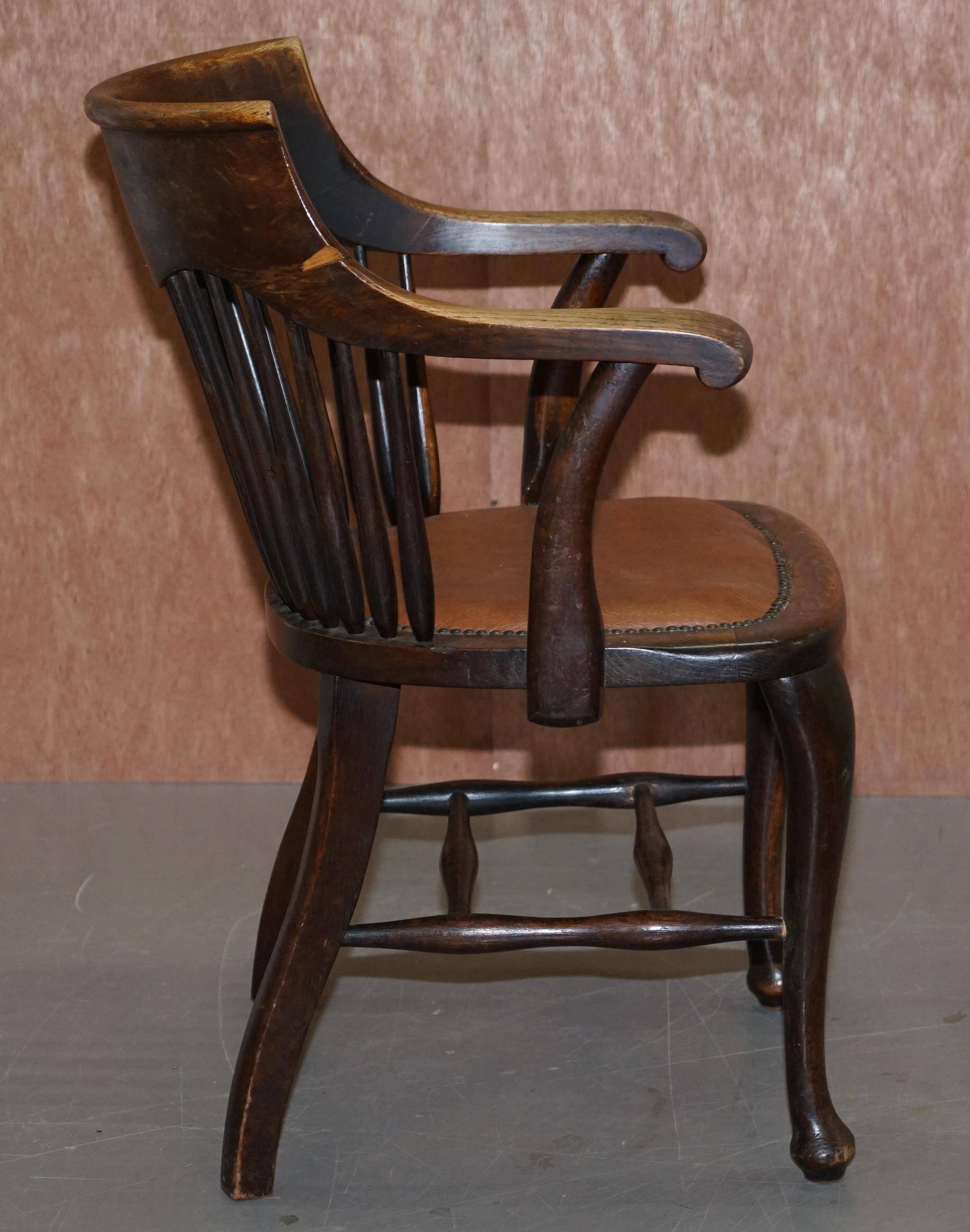 English captain's armchair Ralph Johnson in oak and leather.