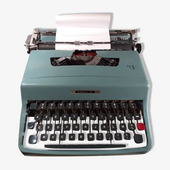 Typewriter olivetti lettera 32