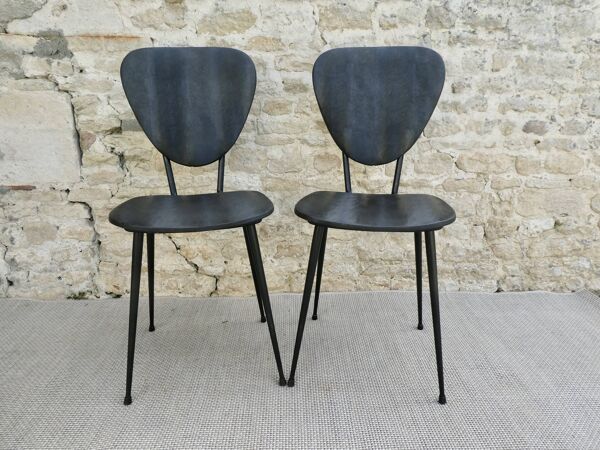 Paire de chaises avec pieds effilés en métal et Skaï noir, années 60