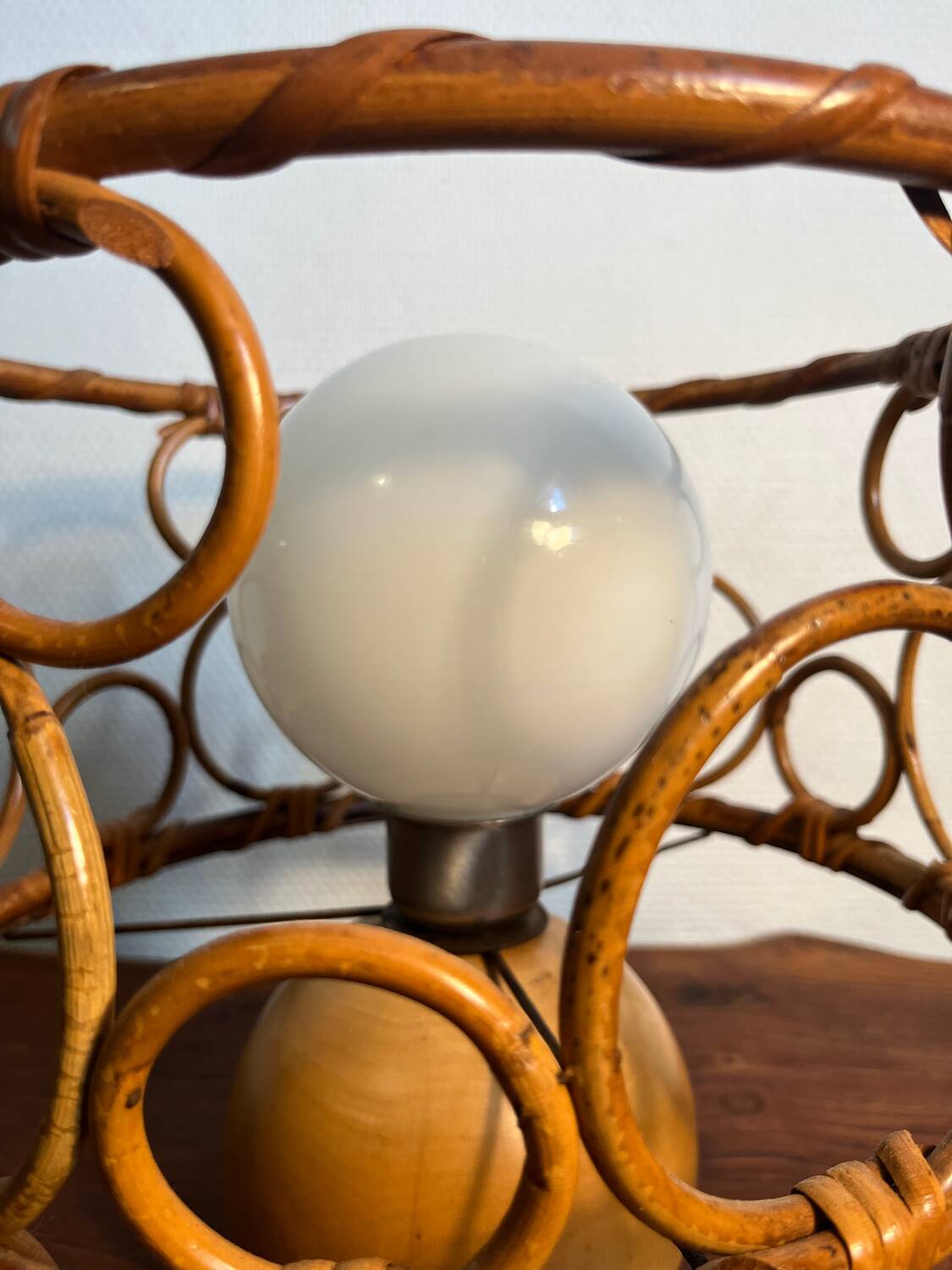 Solid wood table lamp with opaline wicker globe