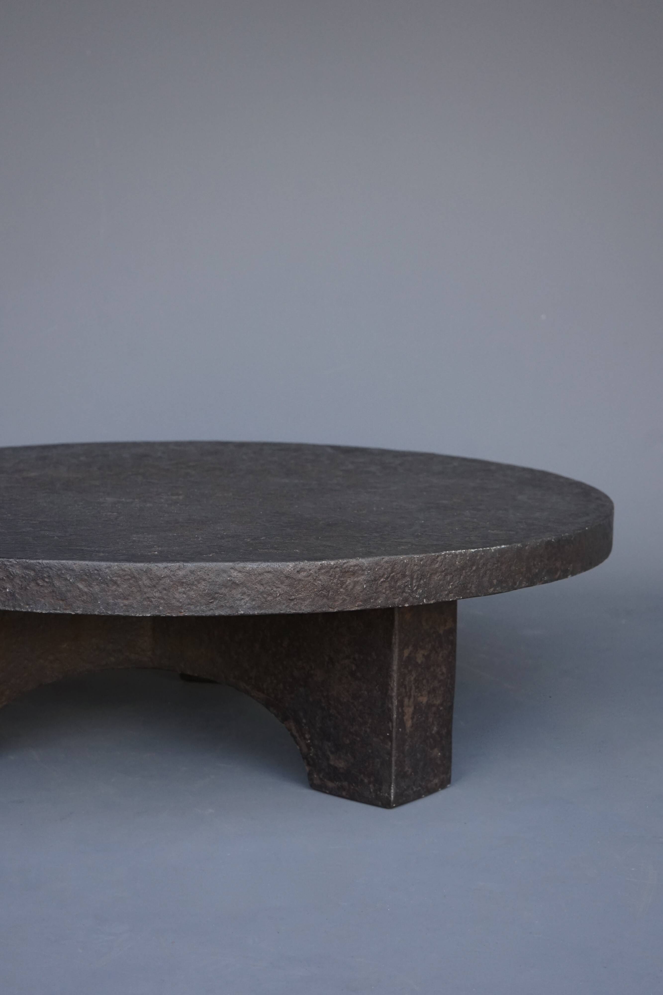 Table basse ronde brutaliste en résine, années 1970