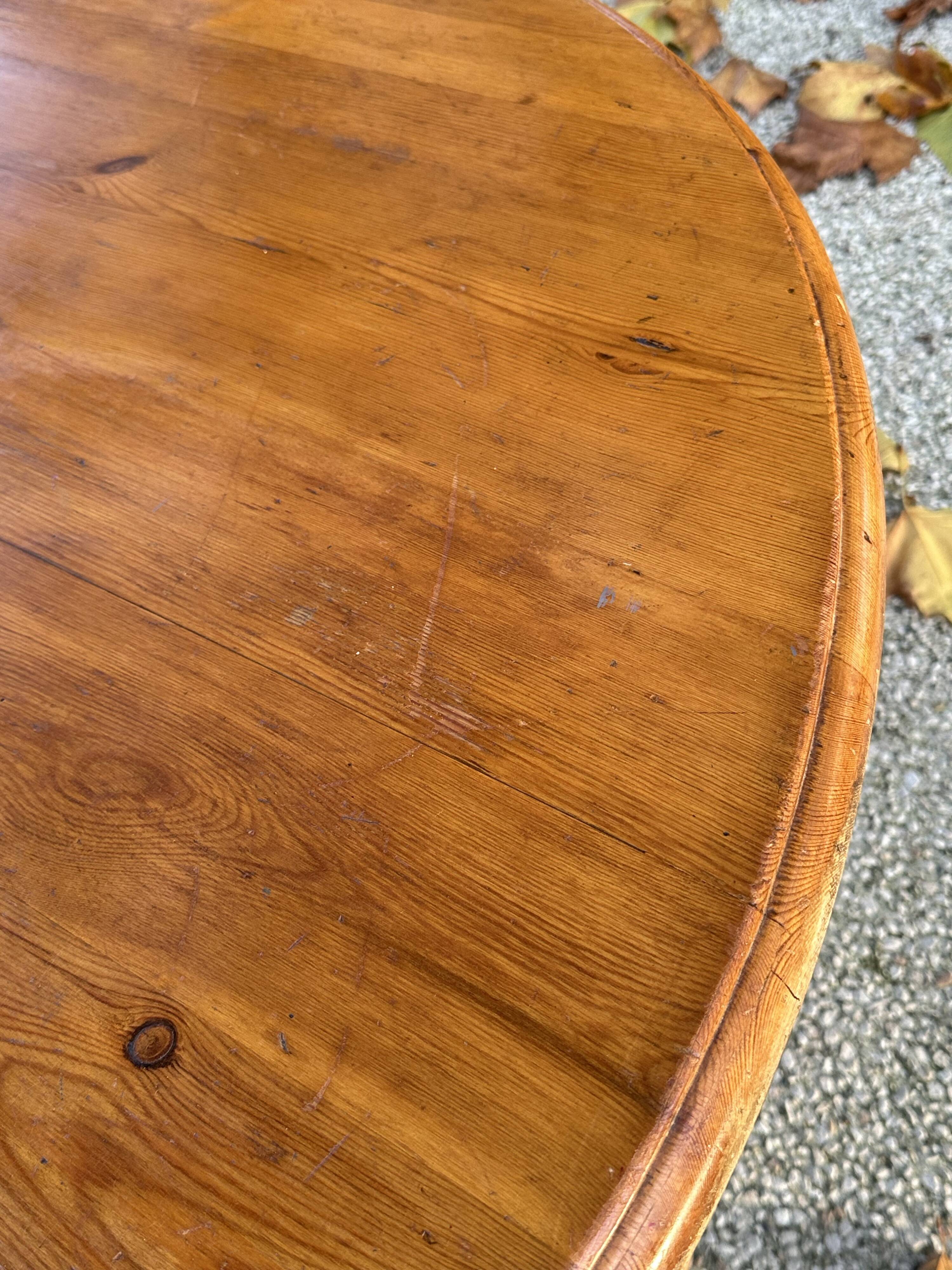 Round pine table with a diameter of 120 cm.
