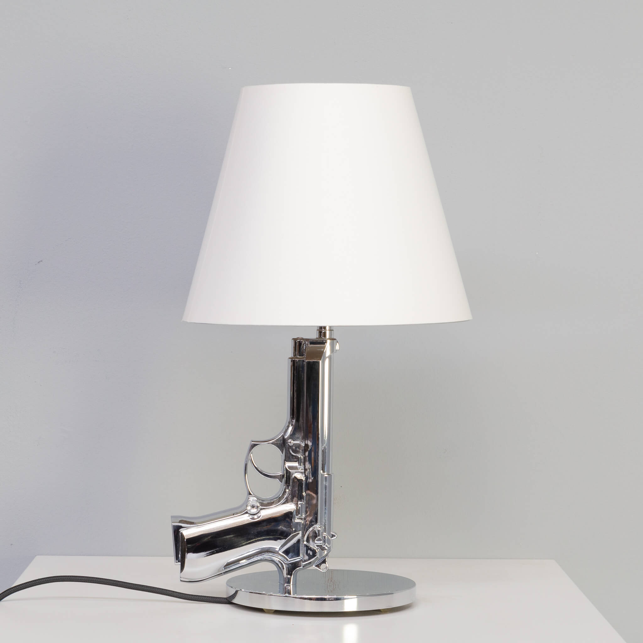 Philippe Starck ‘gun’ tablelamp for Flos
