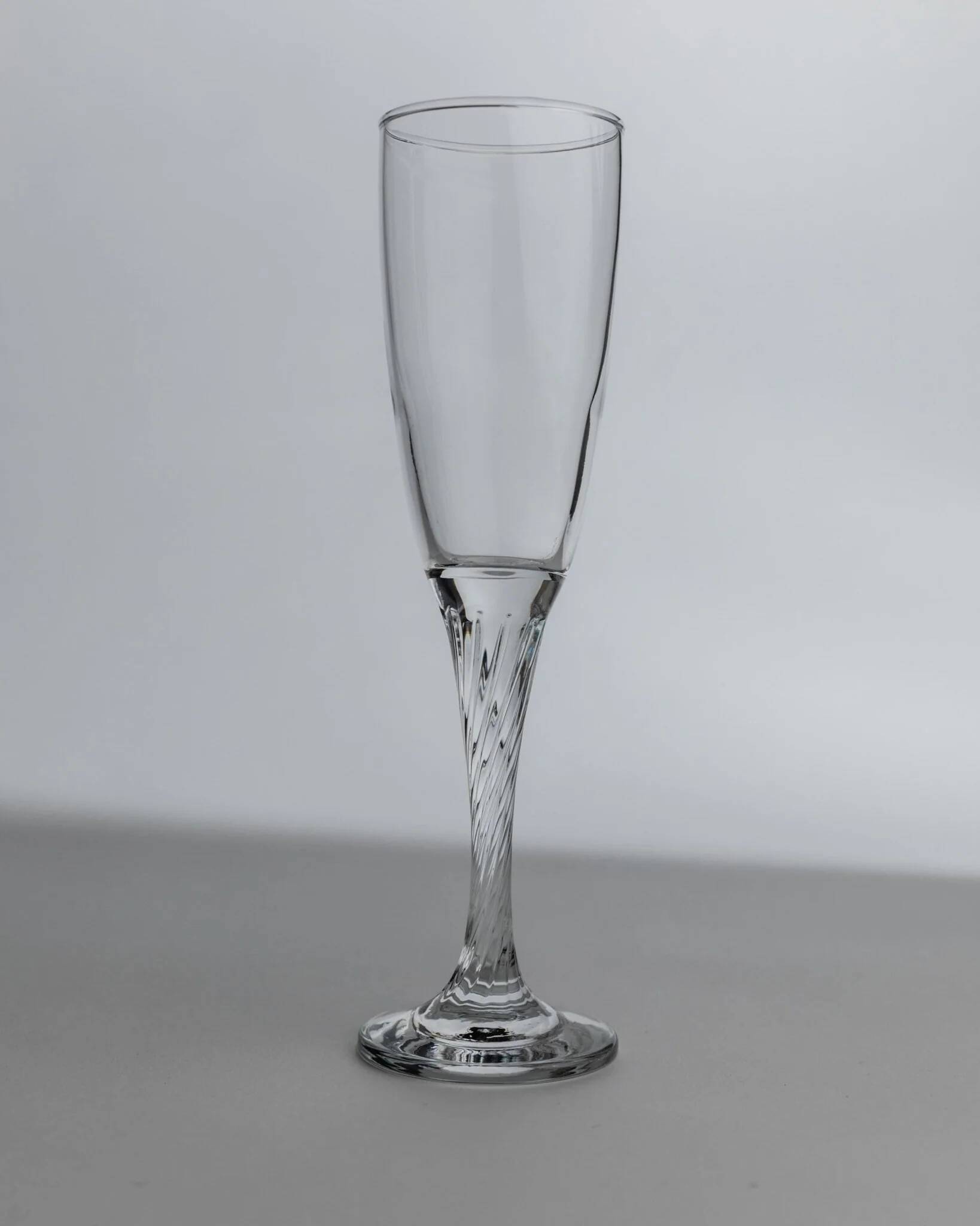 Lot of 8 vintage champagne flutes from the 1980s, transparent glass, twisted stem.