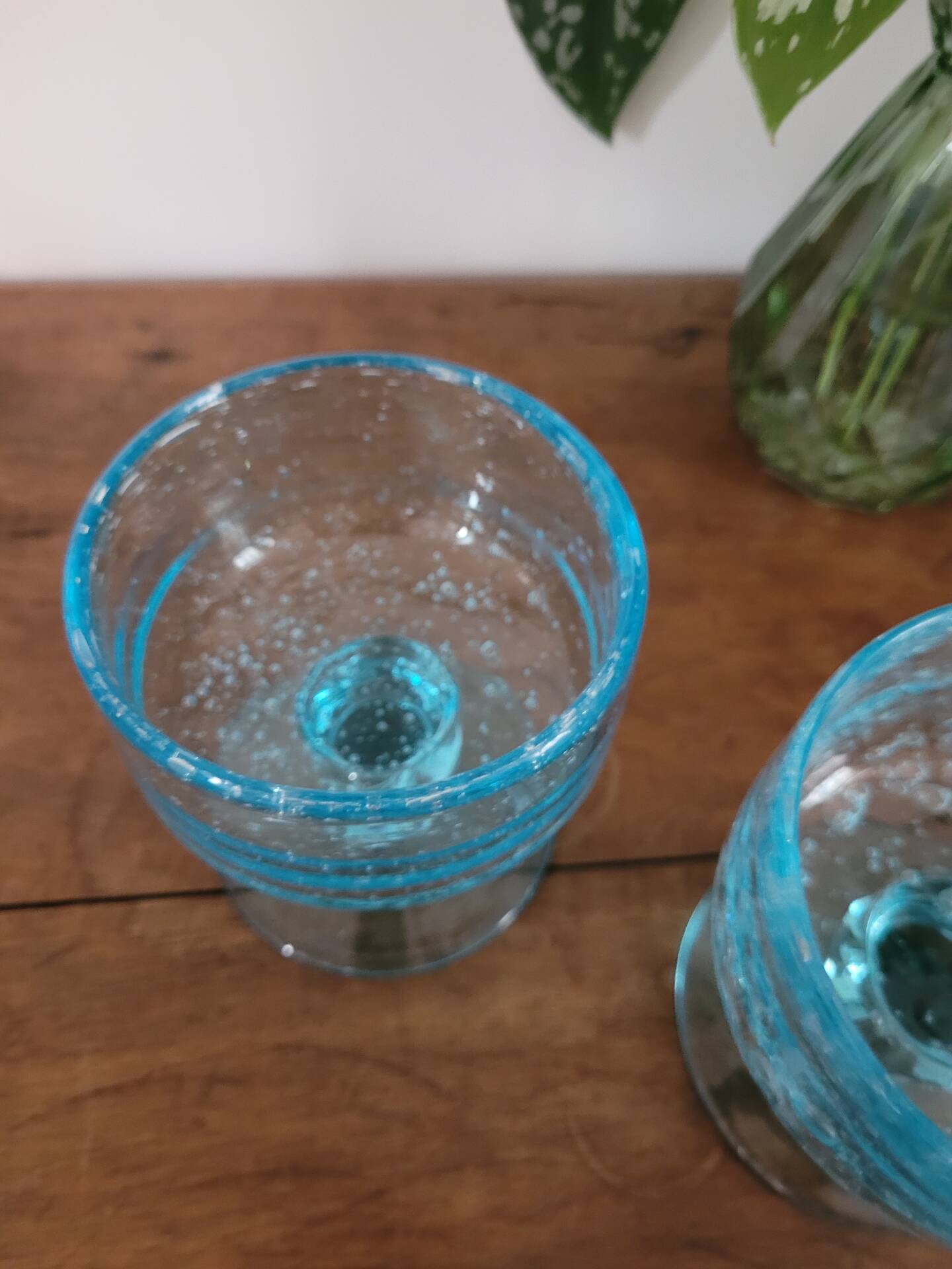 Coupes bleu en verre bullé