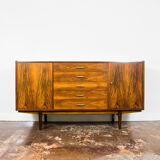 Buffet en noyer du milieu du siècle, années 1960
