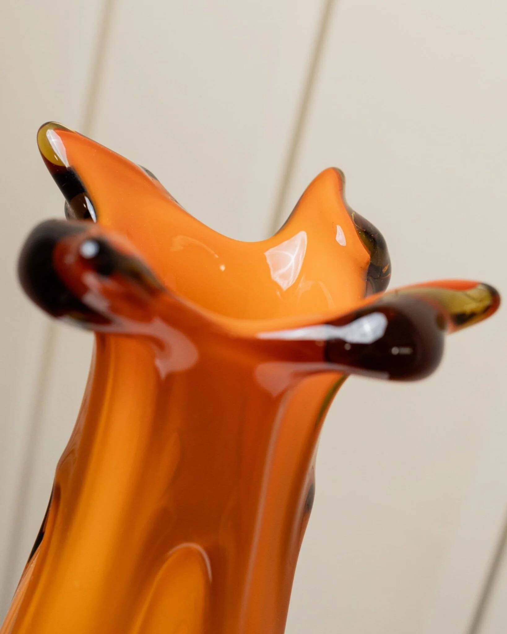 Vase en verre Murano XL en orange - bord en flamme, verre artistique soufflé à la main vintage italien des années 1960.