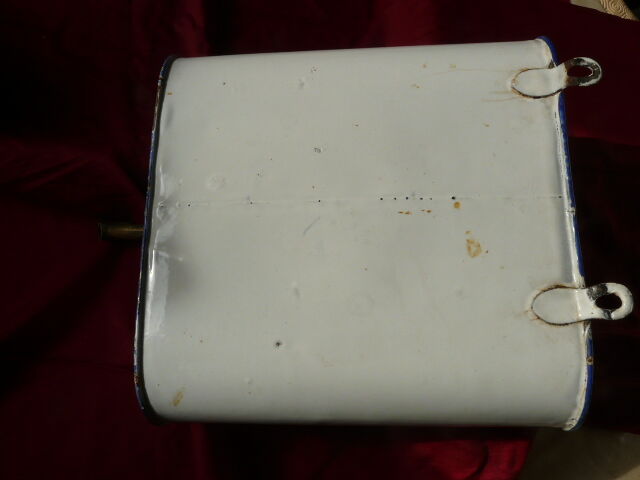 Fontaine murale en tôle émaillée décor de fleurs bleues sur fond blanc