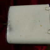 Fontaine murale en tôle émaillée décor de fleurs bleues sur fond blanc