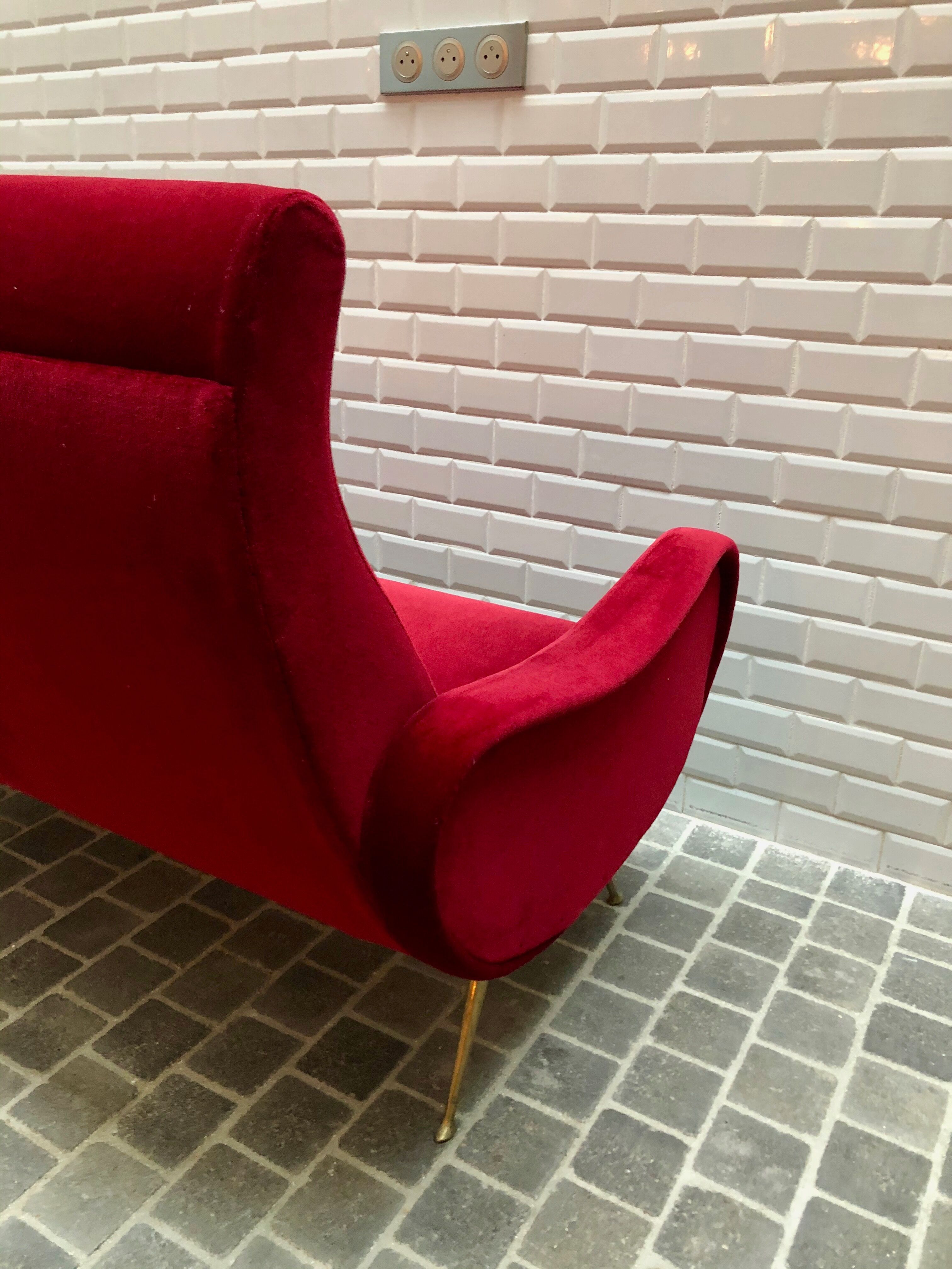 Fauteuil italien velours rouge avec pieds en laiton
