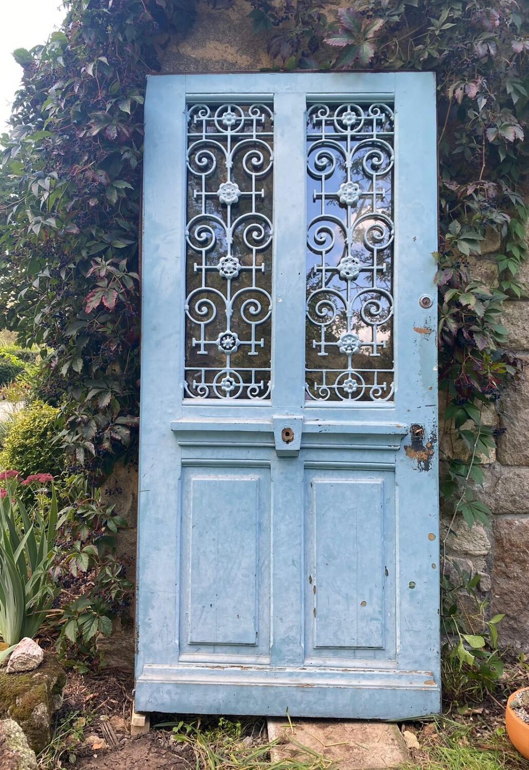 Entrance door in solid oak, cast iron grille, 1930s