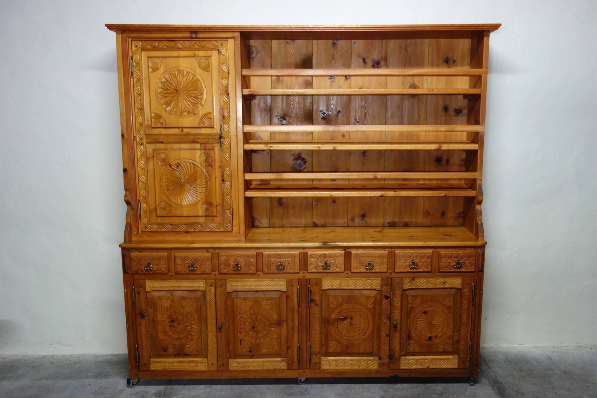 Large Queyras pine dresser, Hautes Alpes