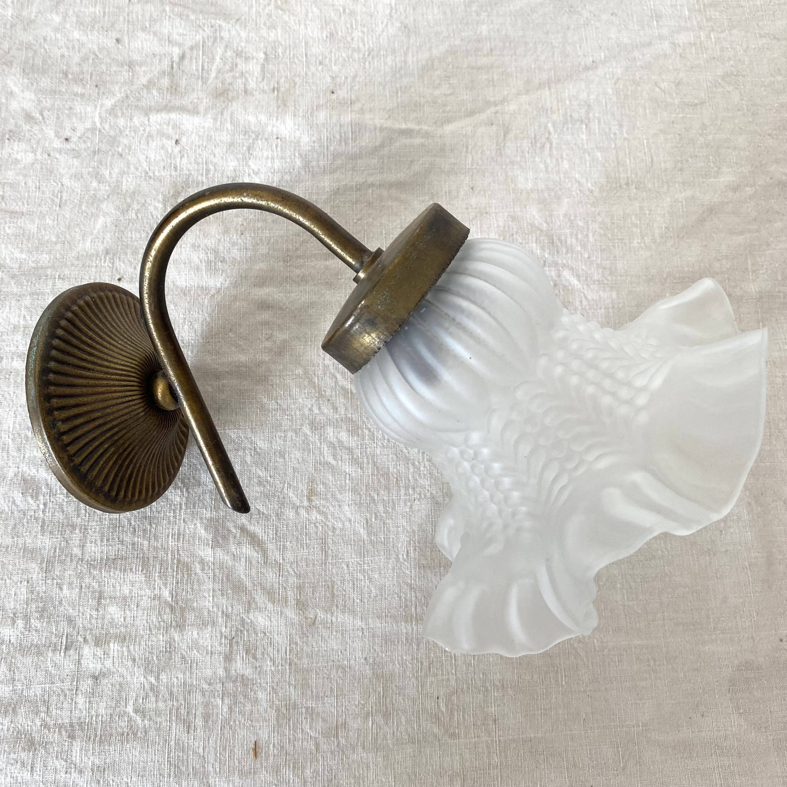 Wall lamp with frosted glass tulip