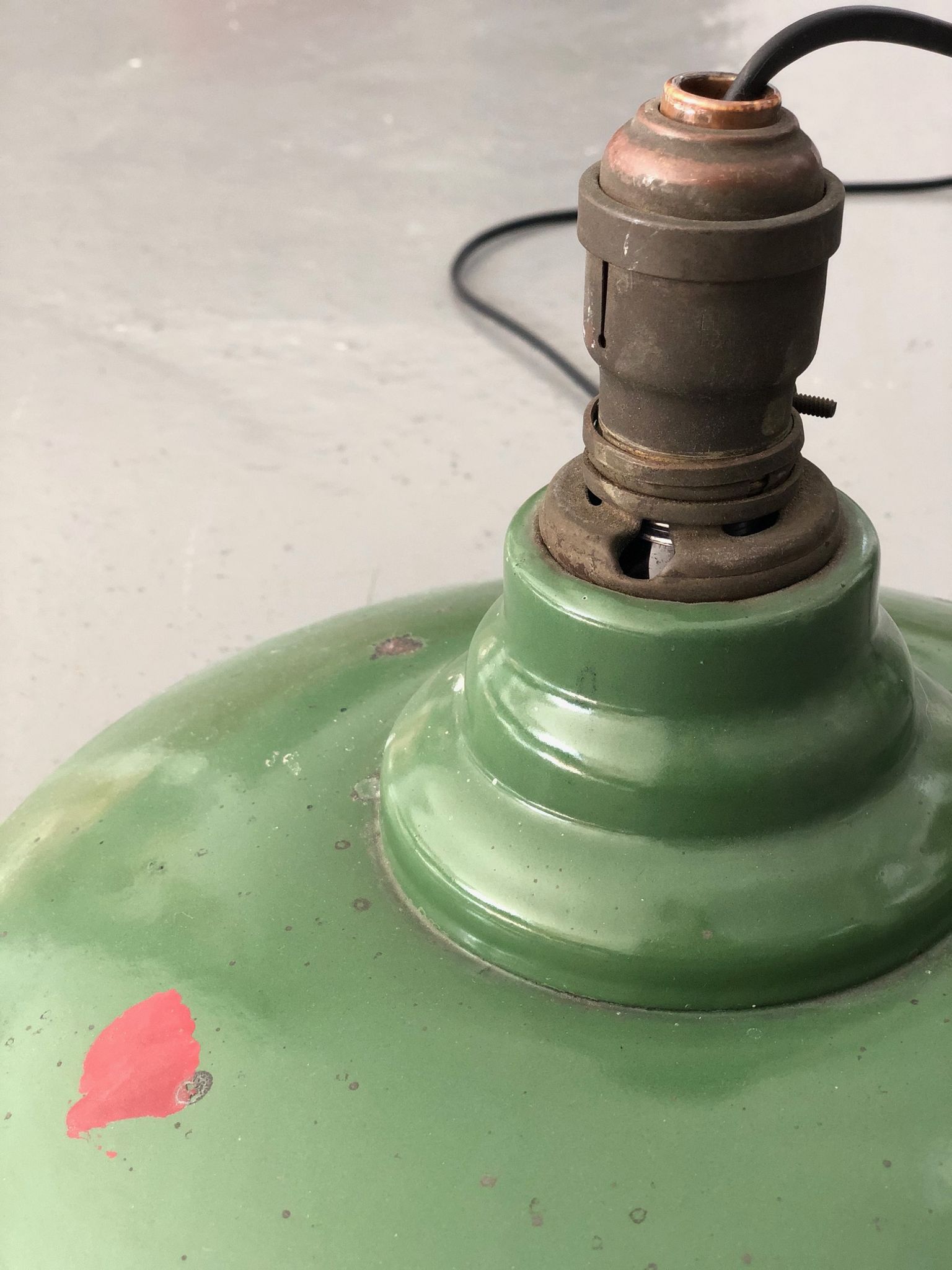 Suspensions industrielles en email kaki