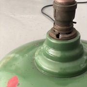 Suspensions industrielles en email kaki