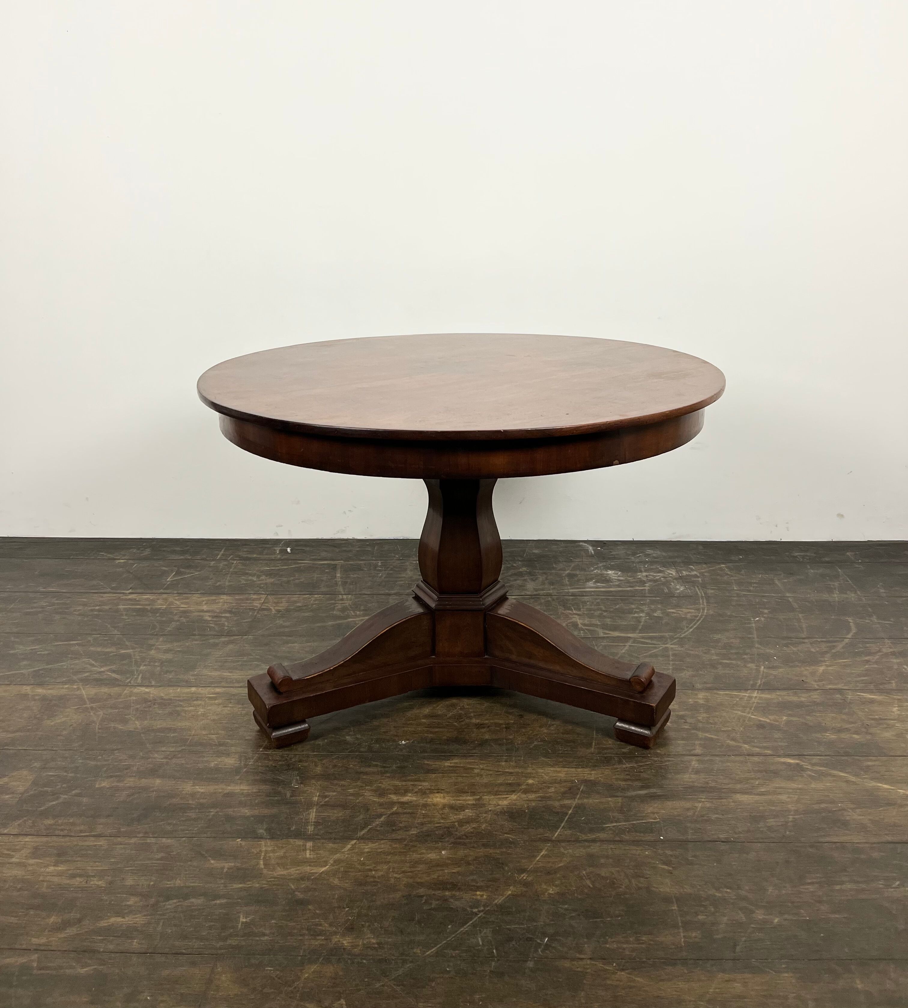 Mahogany center table Biedemeier