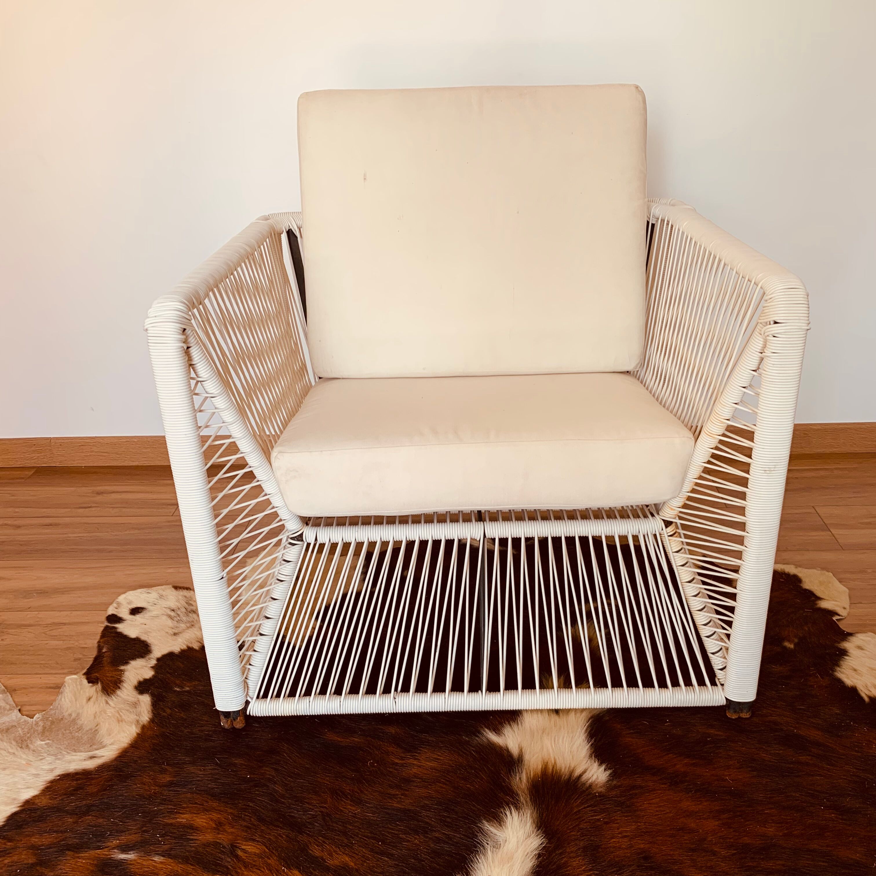 2 garden armchairs in white scoubidou