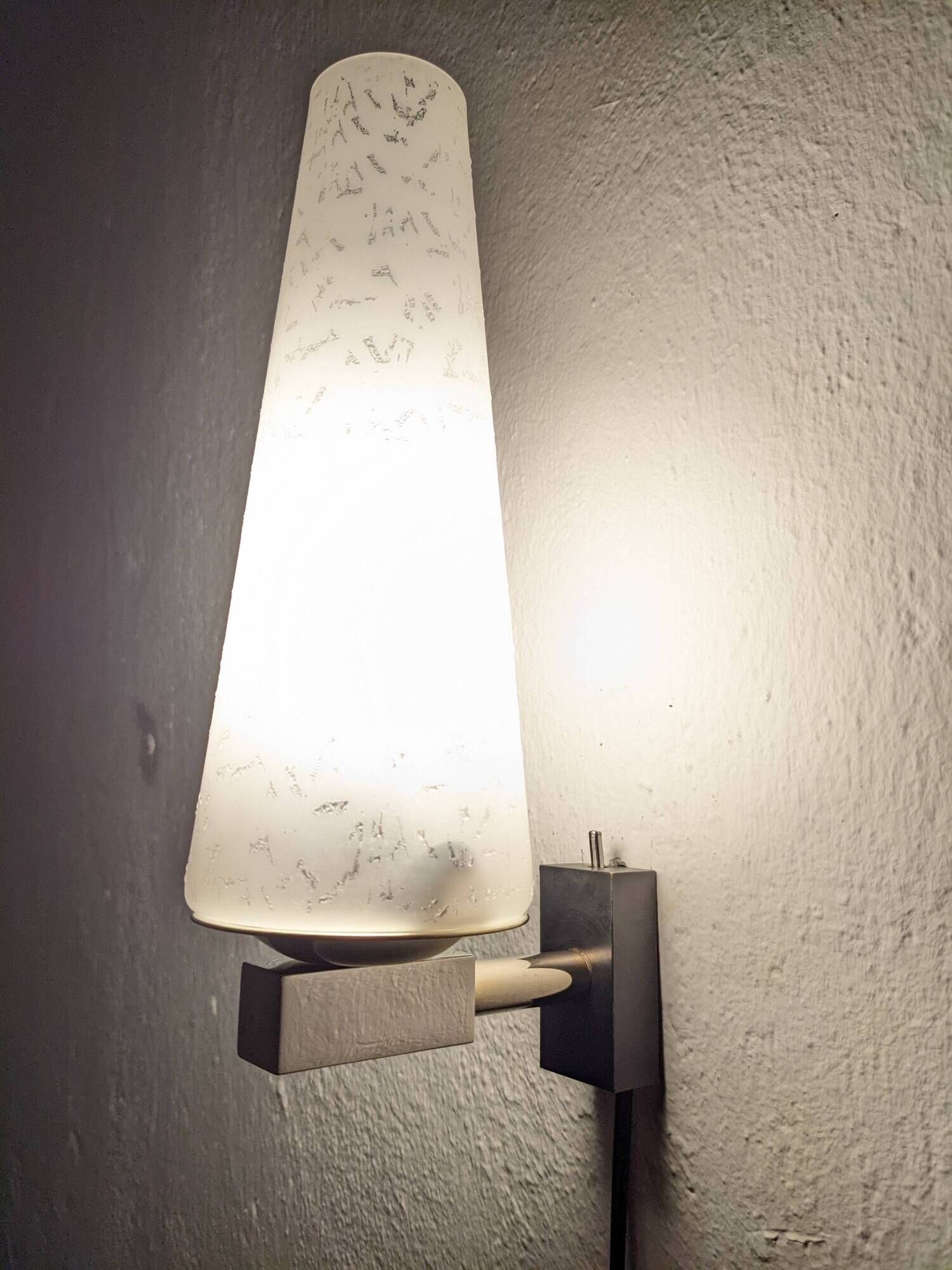 Modernist wall light in glass and brass by Maison Arlus, France circa 1950.