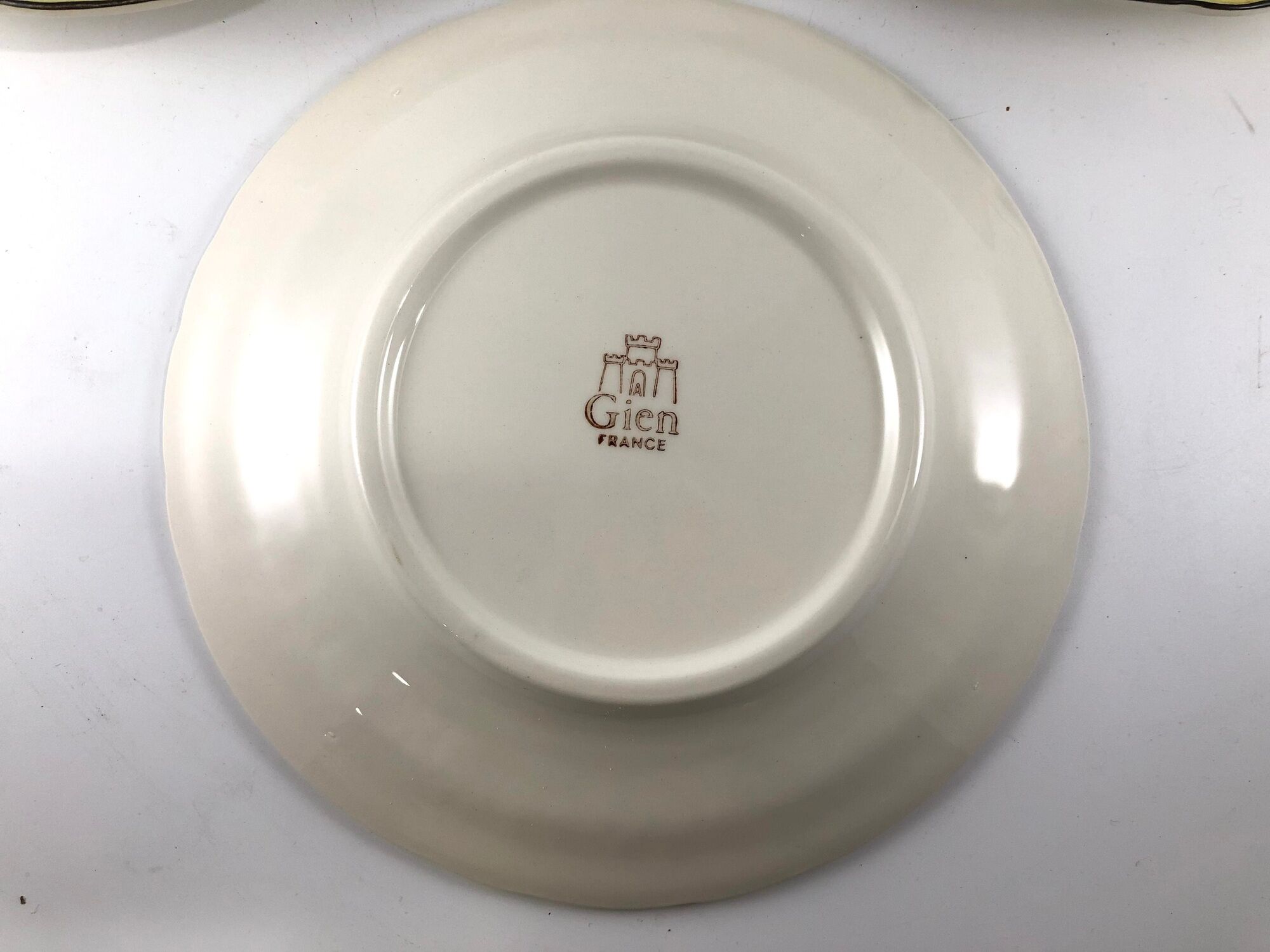 3 flat plates Gien white decorated with vine leaves and grapes