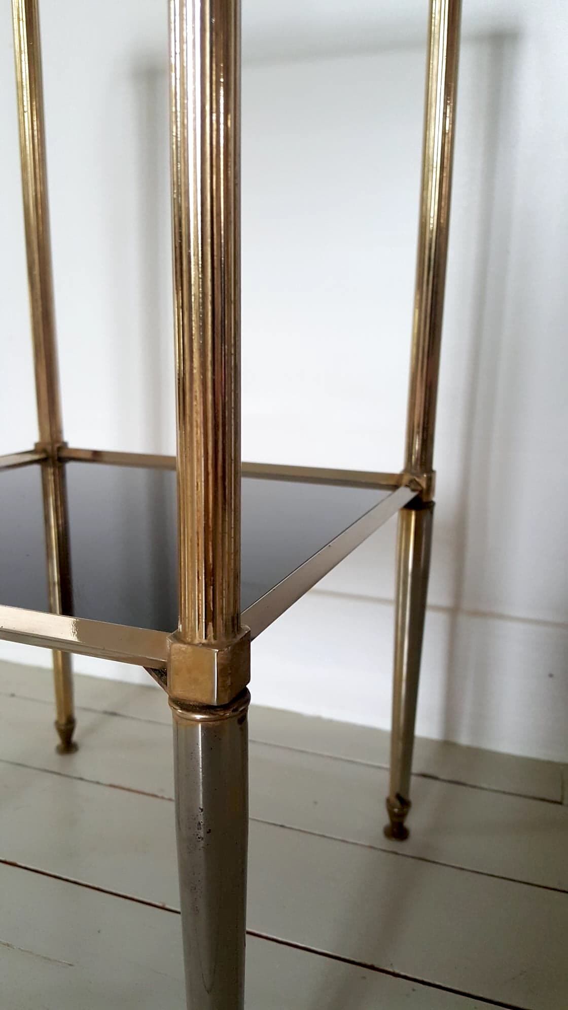 Bout de canapé en verre et laiton