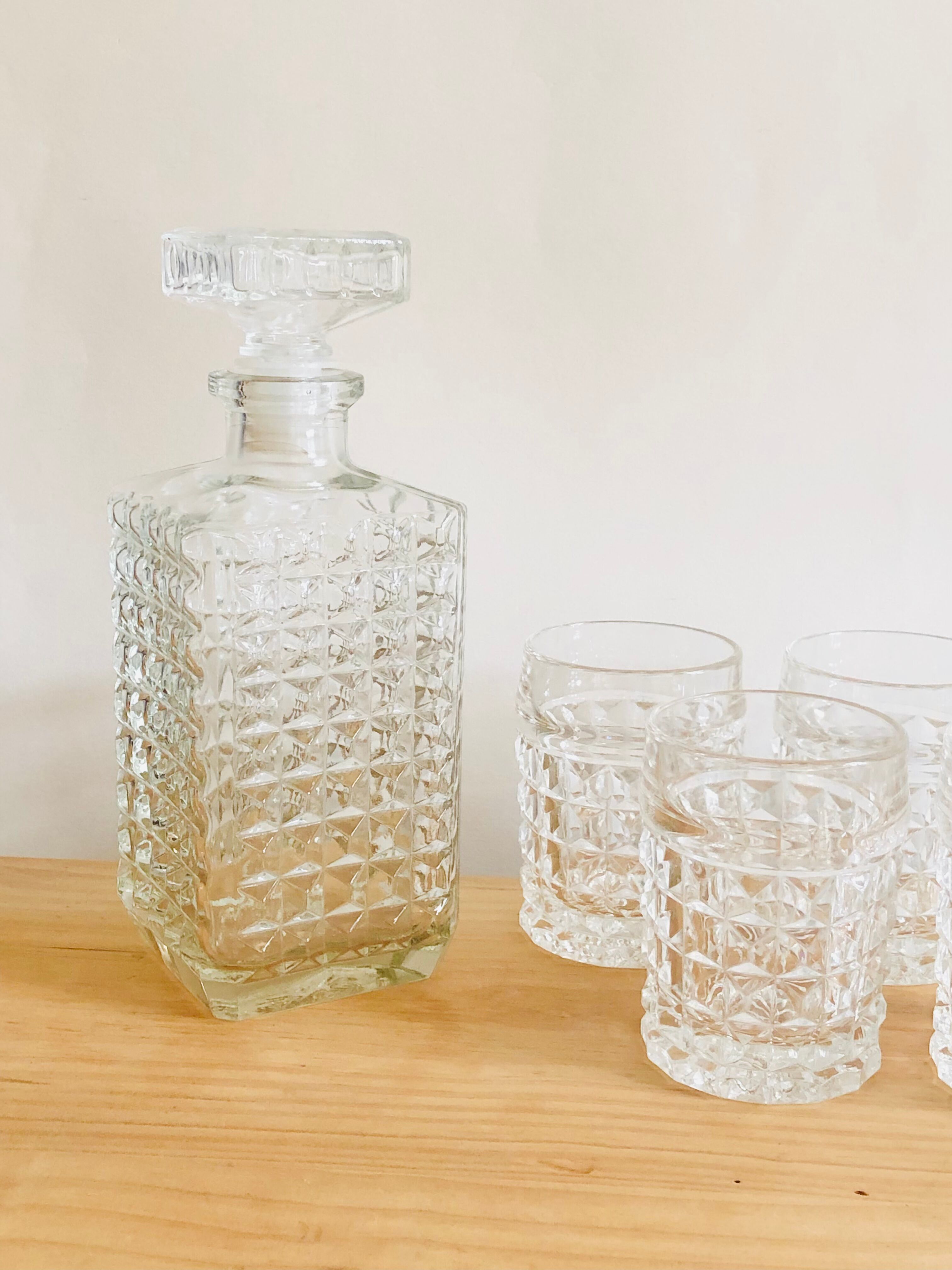 Set five glasses and whiskey decanter in chiseled glass