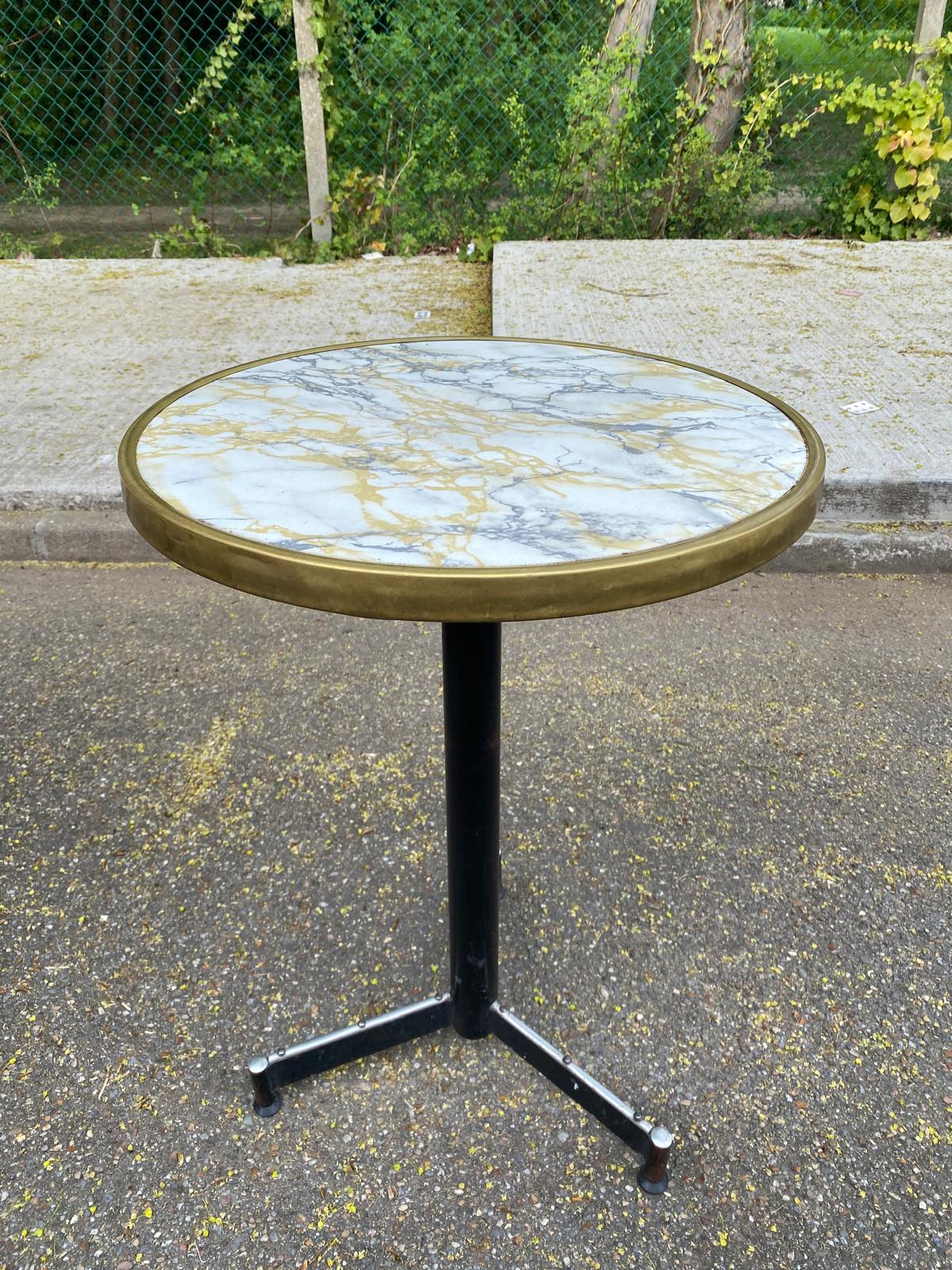 Round bistro table with a central pedestal, gold marble effect and black steel, 60cm.
