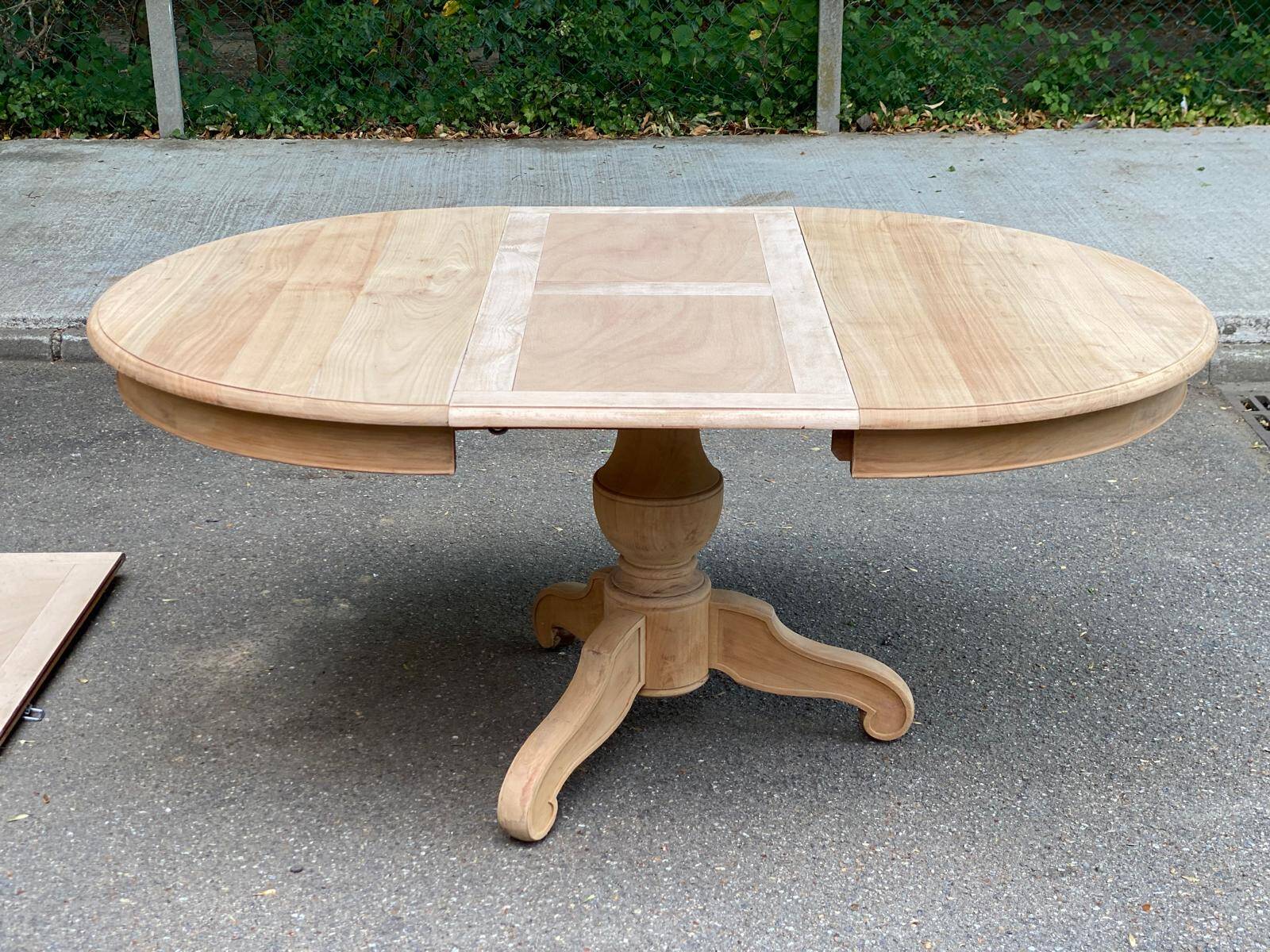 Table à manger ronde pied central extensible décapée en bois massif 3 rallo
