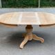 Table à manger ronde pied central extensible décapée en bois massif 3 rallo