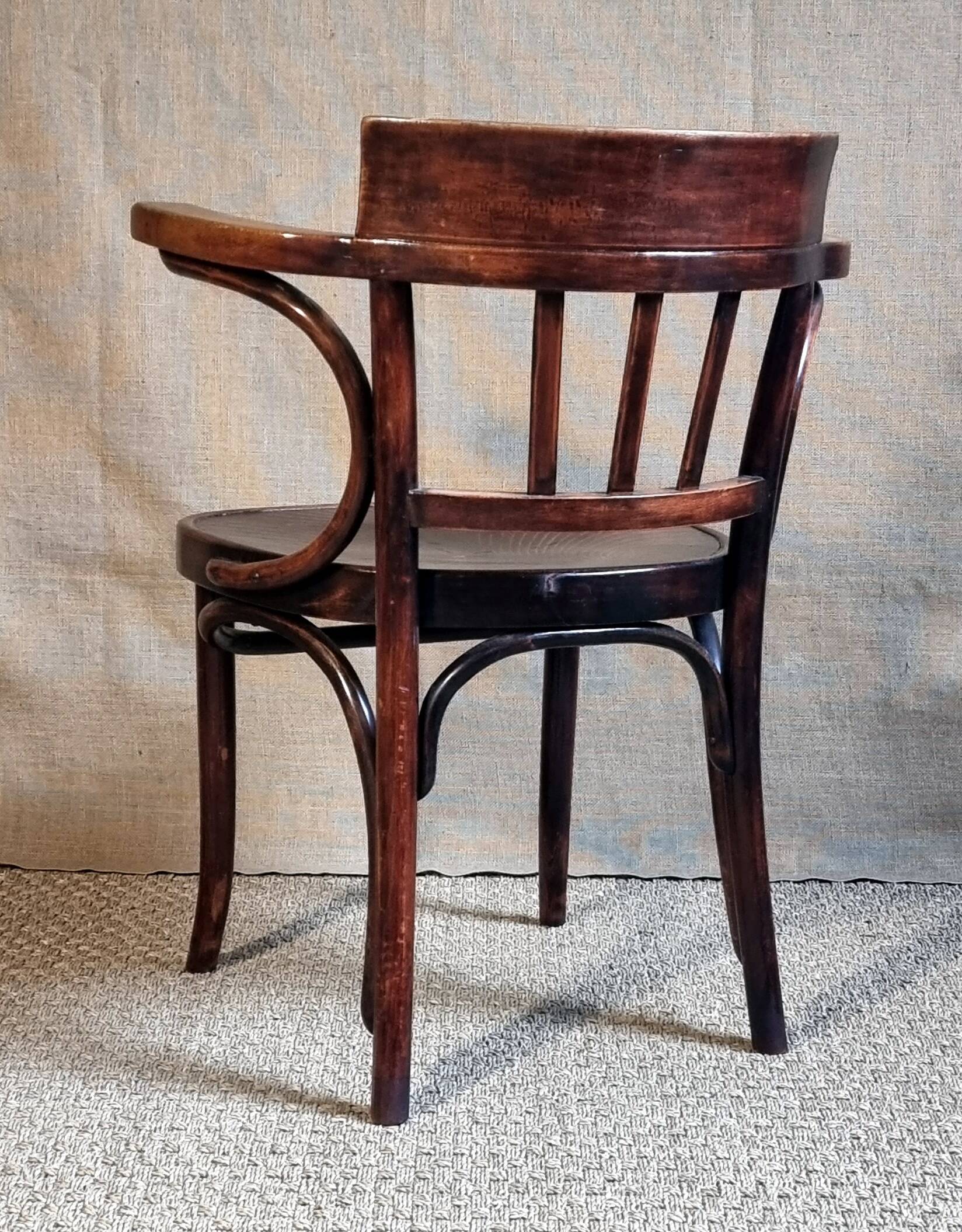 Curved wooden office chair from the 1930s attributed to Thonet.