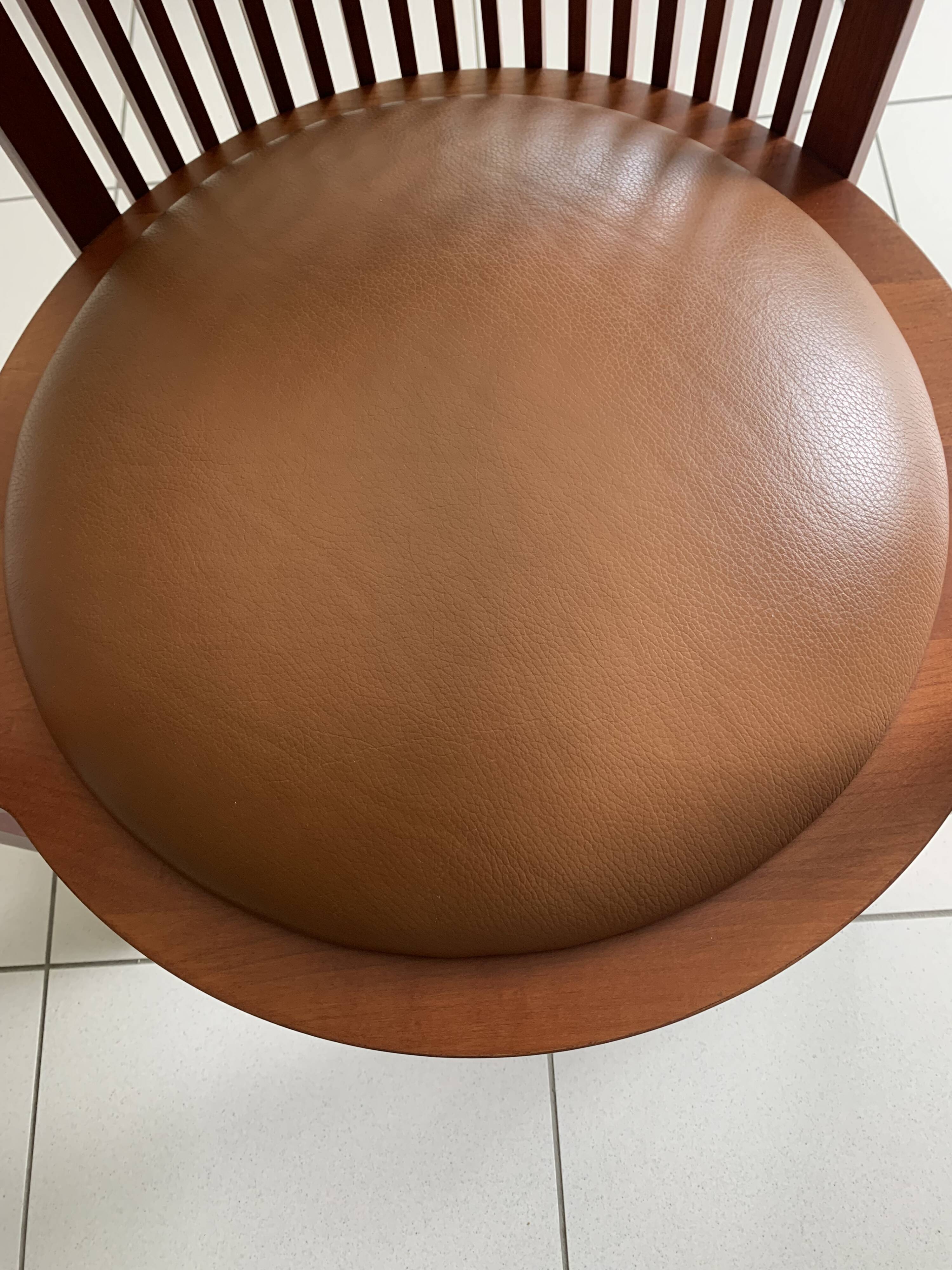 Lot de une table  et 6 fauteuils inspiration Frank Lloyd wright