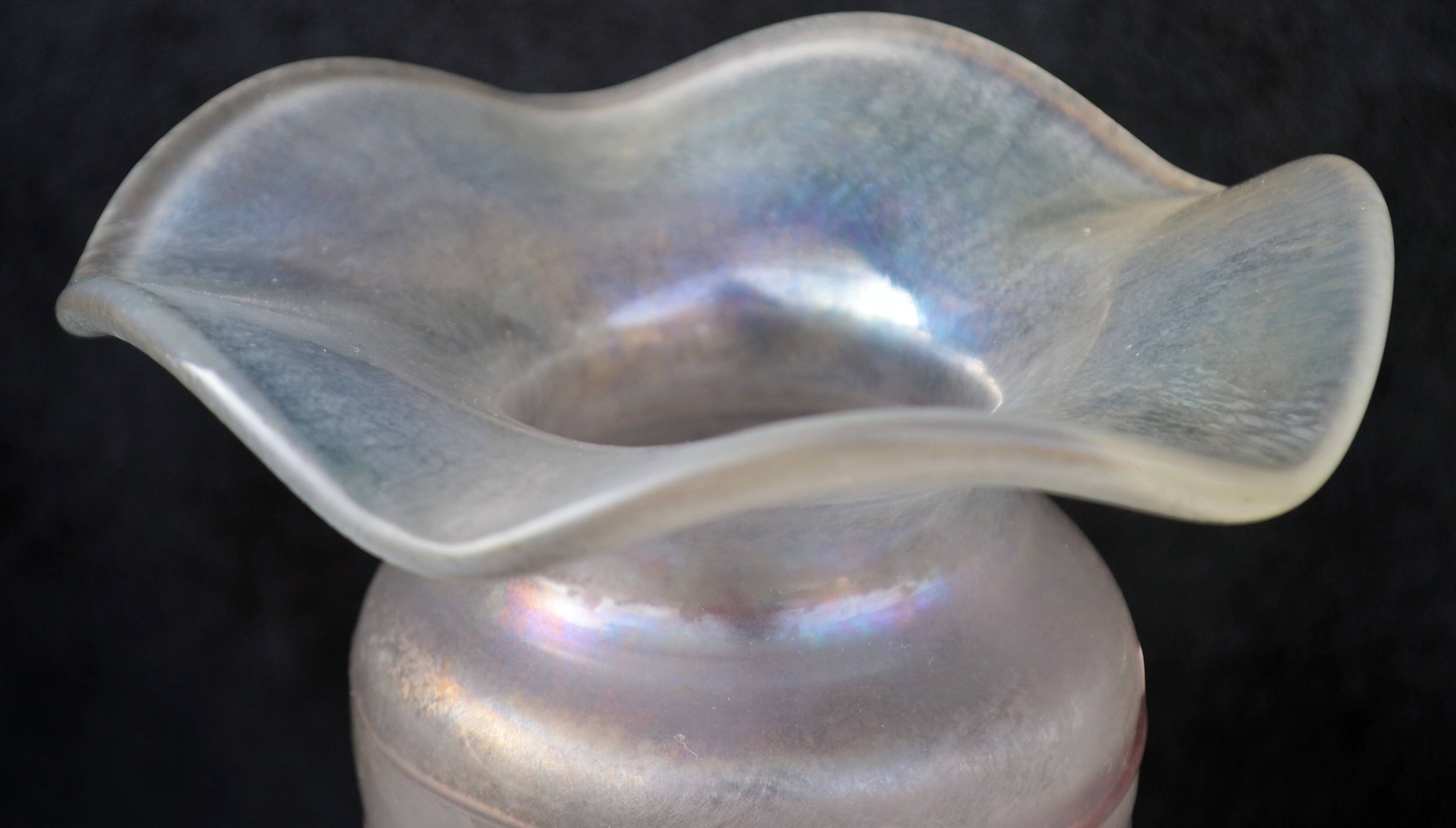 Vase Freiherr von Poschinger Iridescent glass with purple shades