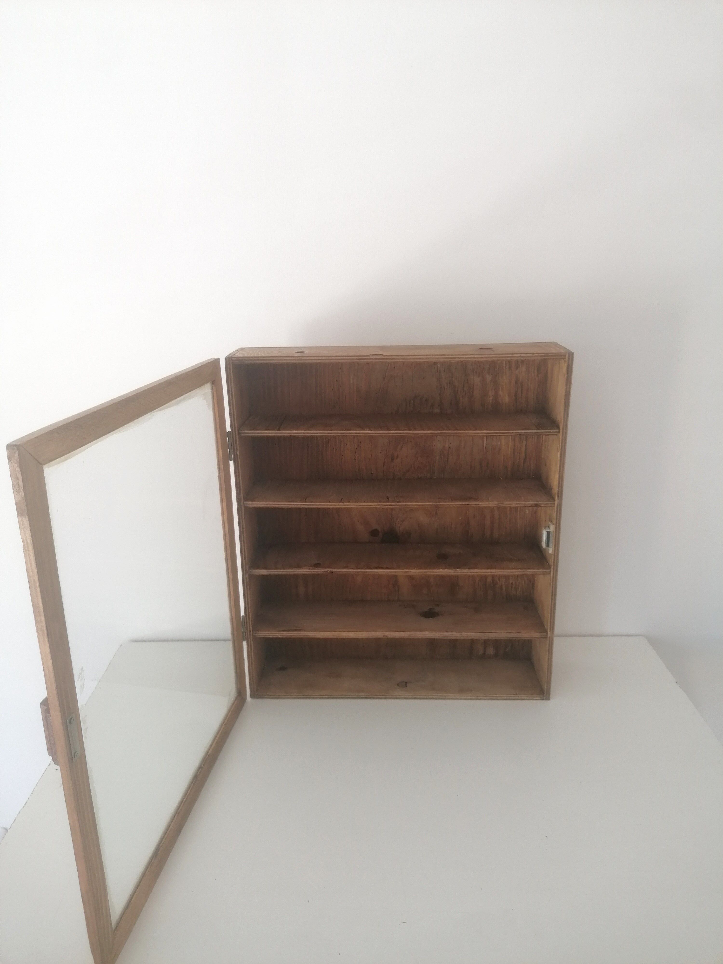 Old pharmacy showcase in wood and glass, 4 tablets 50