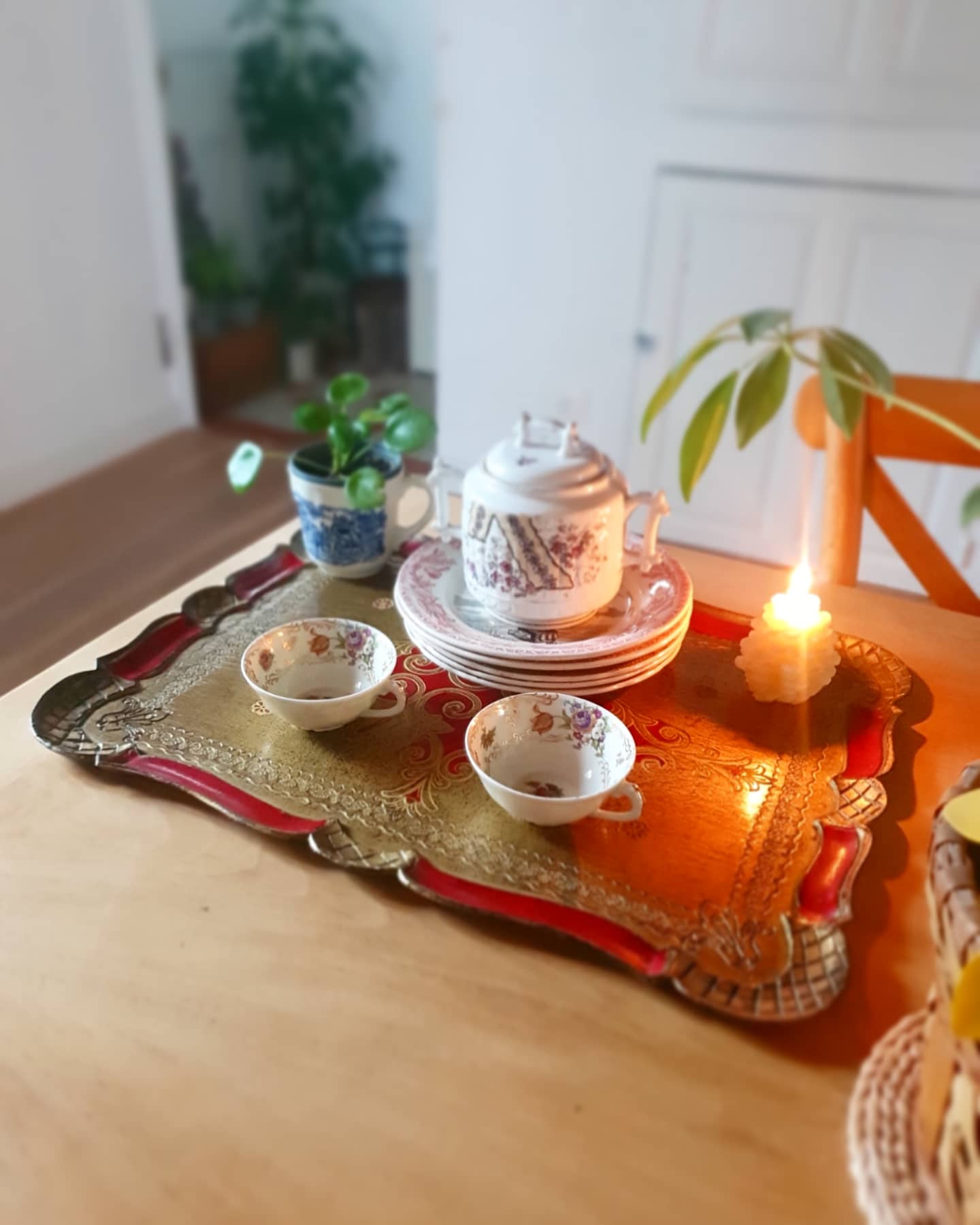 Venetian red and gold plateau