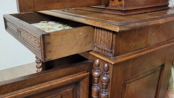 Meuble ancien en noyer massif finement sculpté, de style Renaissance