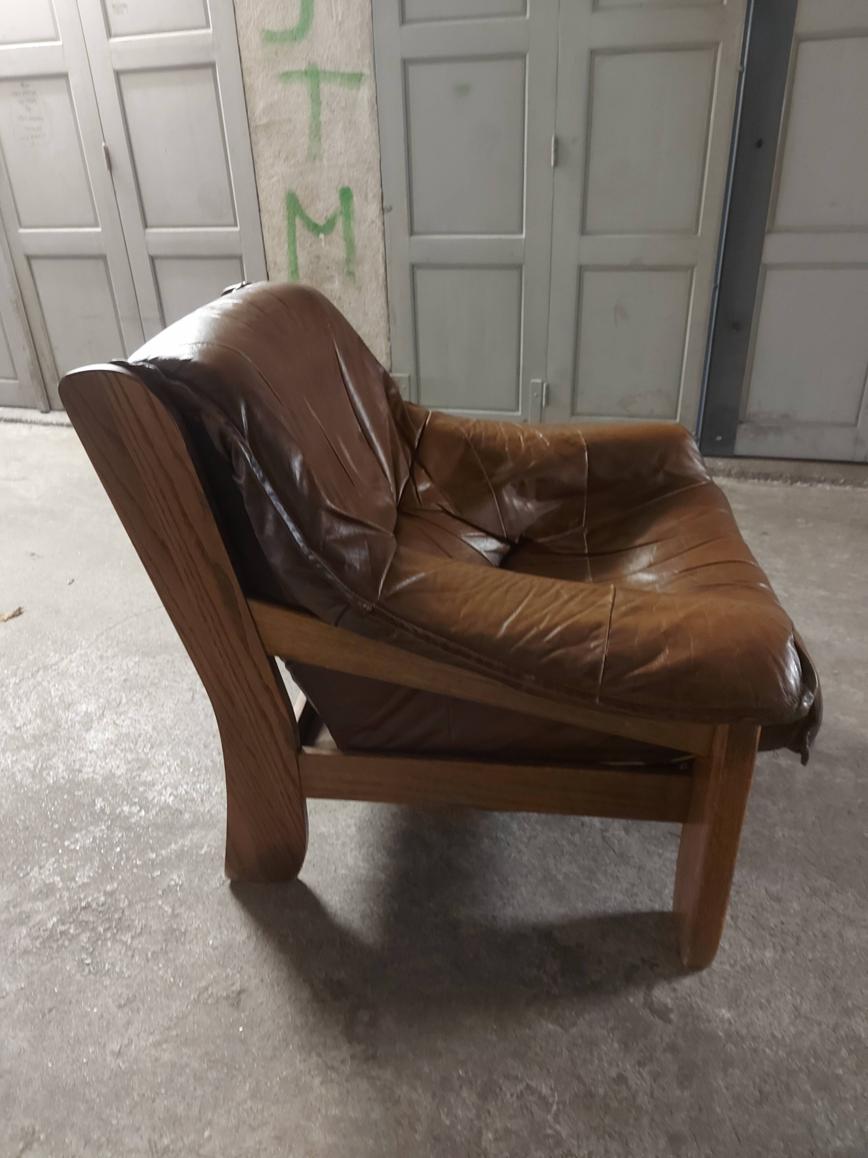 Armchairs in leather and vintage wood 70's