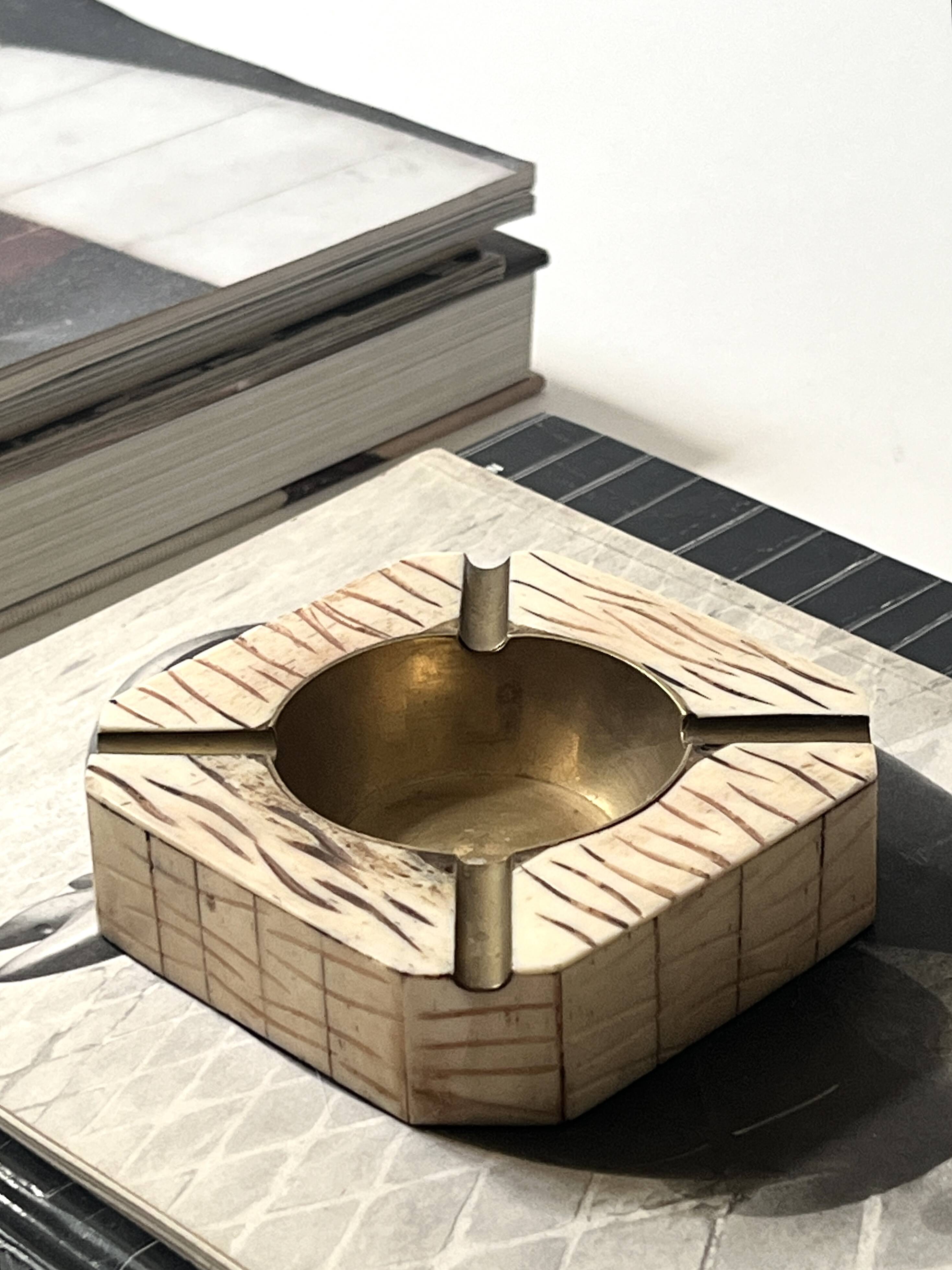 Italian ashtray in ivory zebra resin and brass, 1970s design.