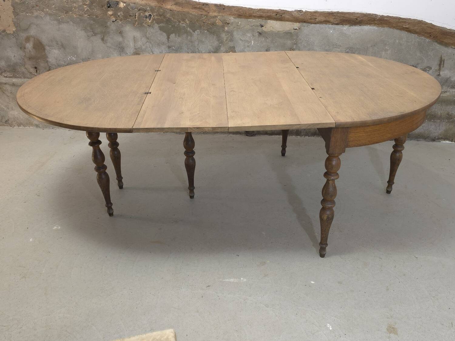 Extendable half-moon round oak table for 2 to 8 people