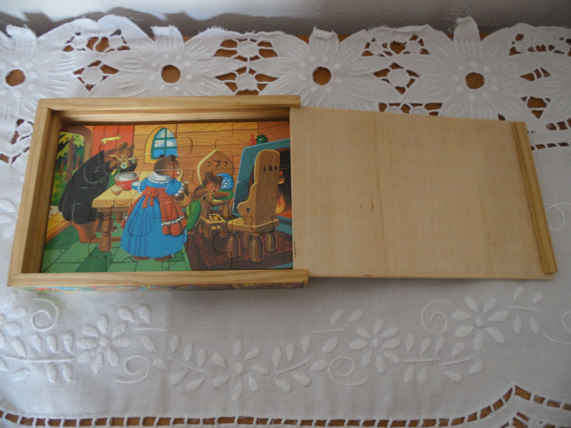 Box of 4 wooden puzzles boucle d'or