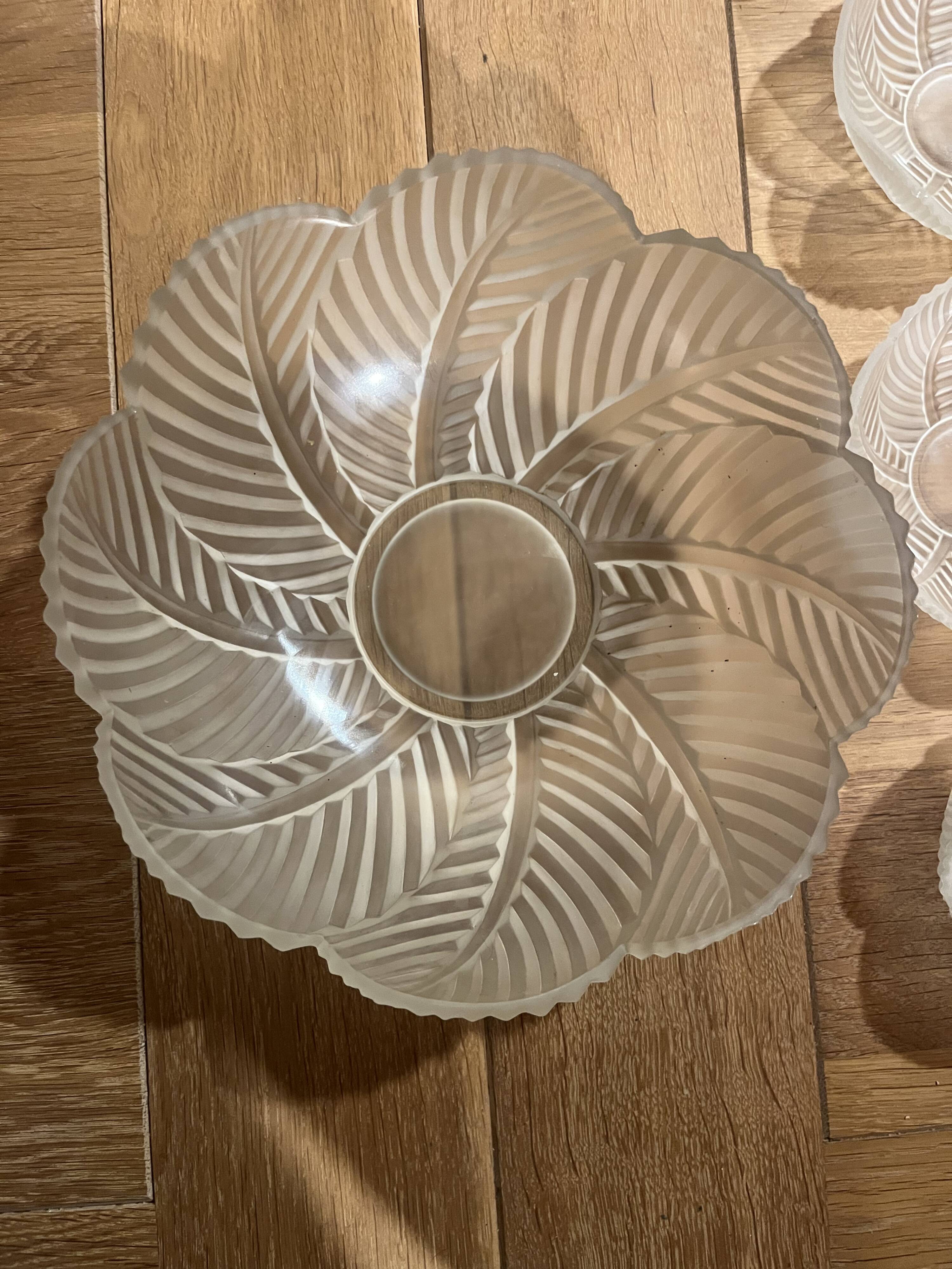 Service P. D’Avesn France in opalescent glass Art Deco — 1 salad bowl +