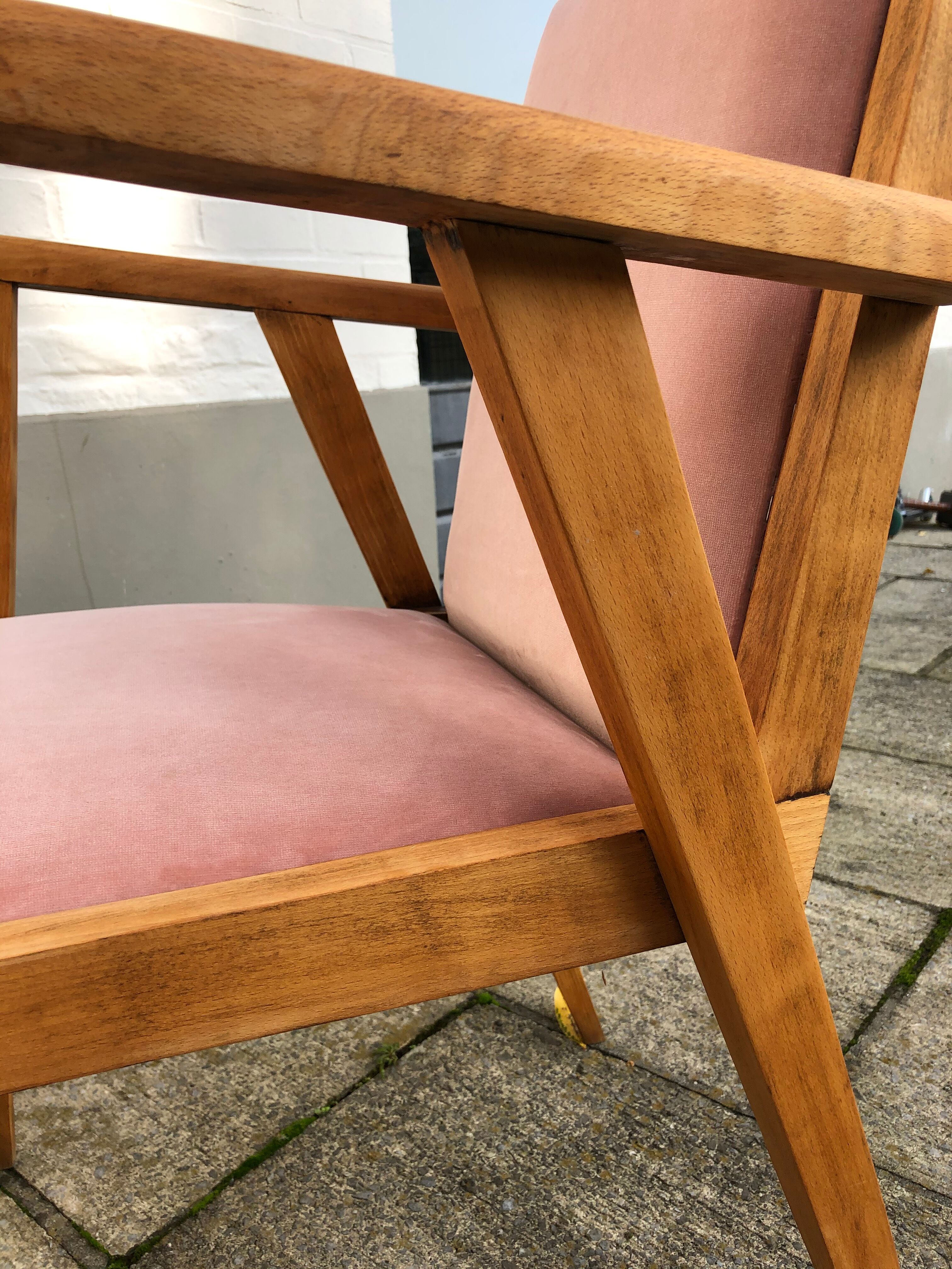 Scandinavian-style retro chair - pink velvet