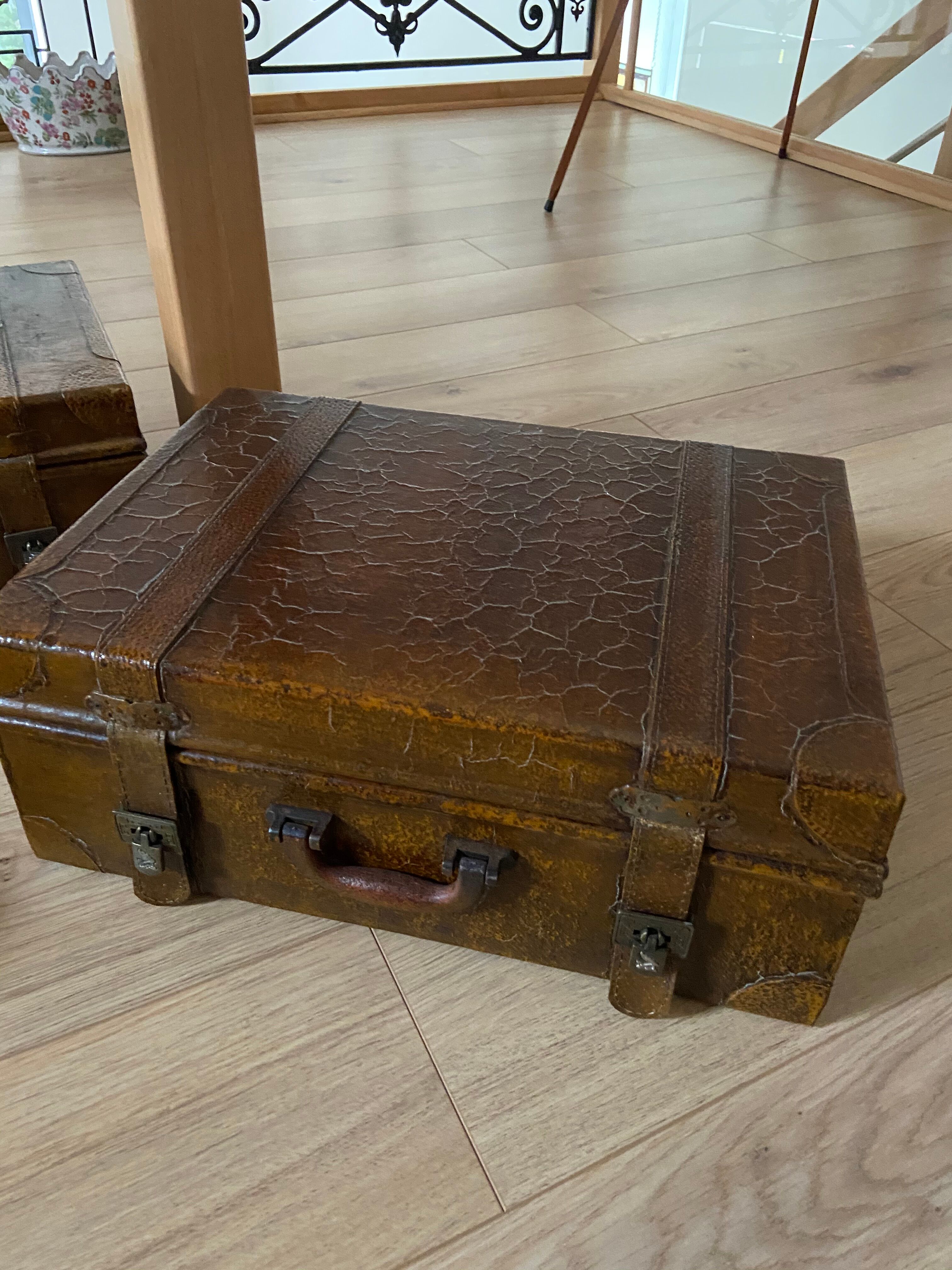 Set 3 old suitcases in papier-mâché and wood from China