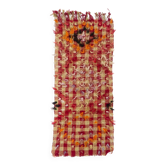 Tapis kilim vintage tissé à la main avec un design à carreaux rouge et beige et des pompons en laine colorés.