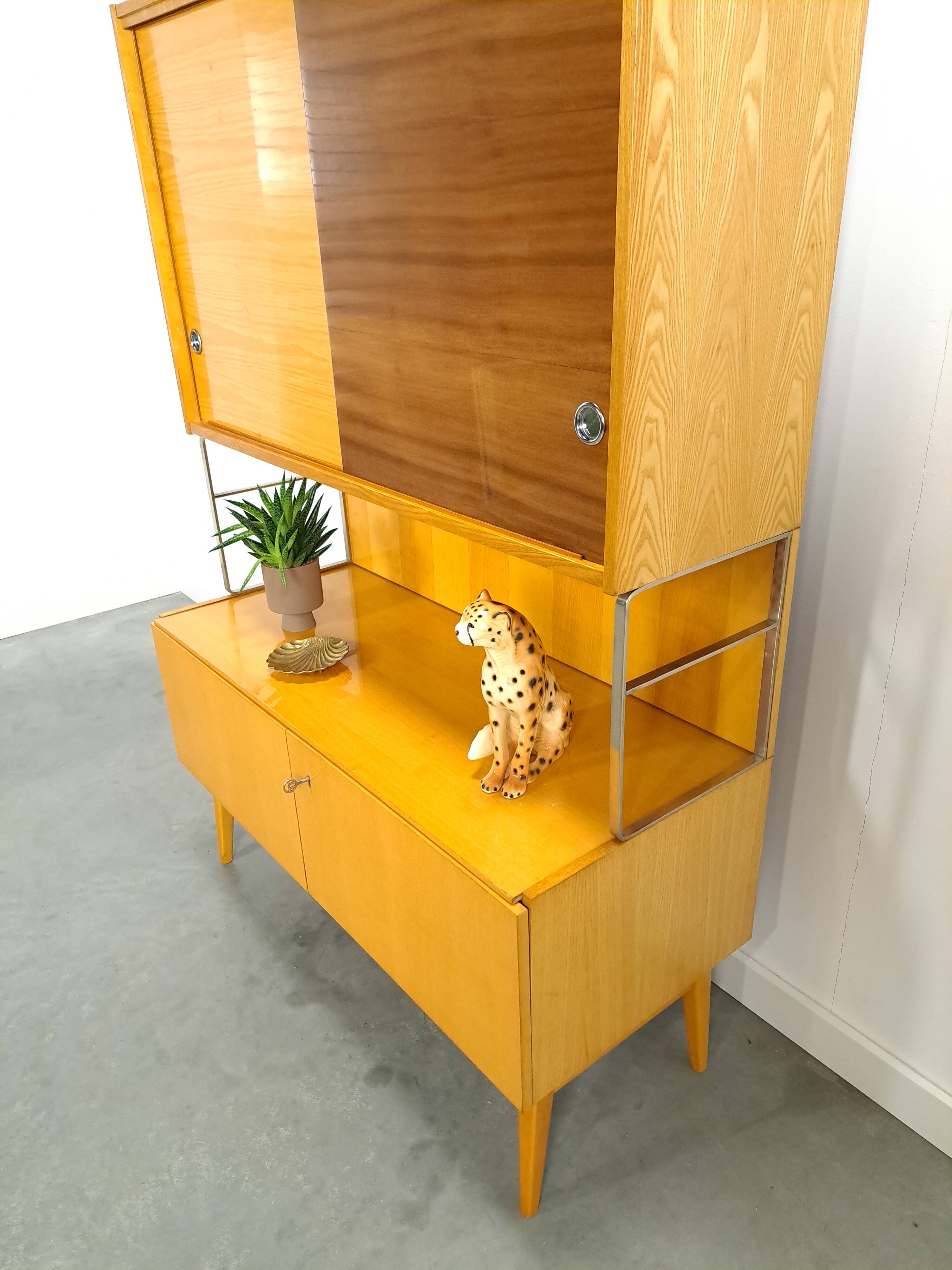 Jitona design vitrinekast met 2 kleuren fineer en schuifdeuren