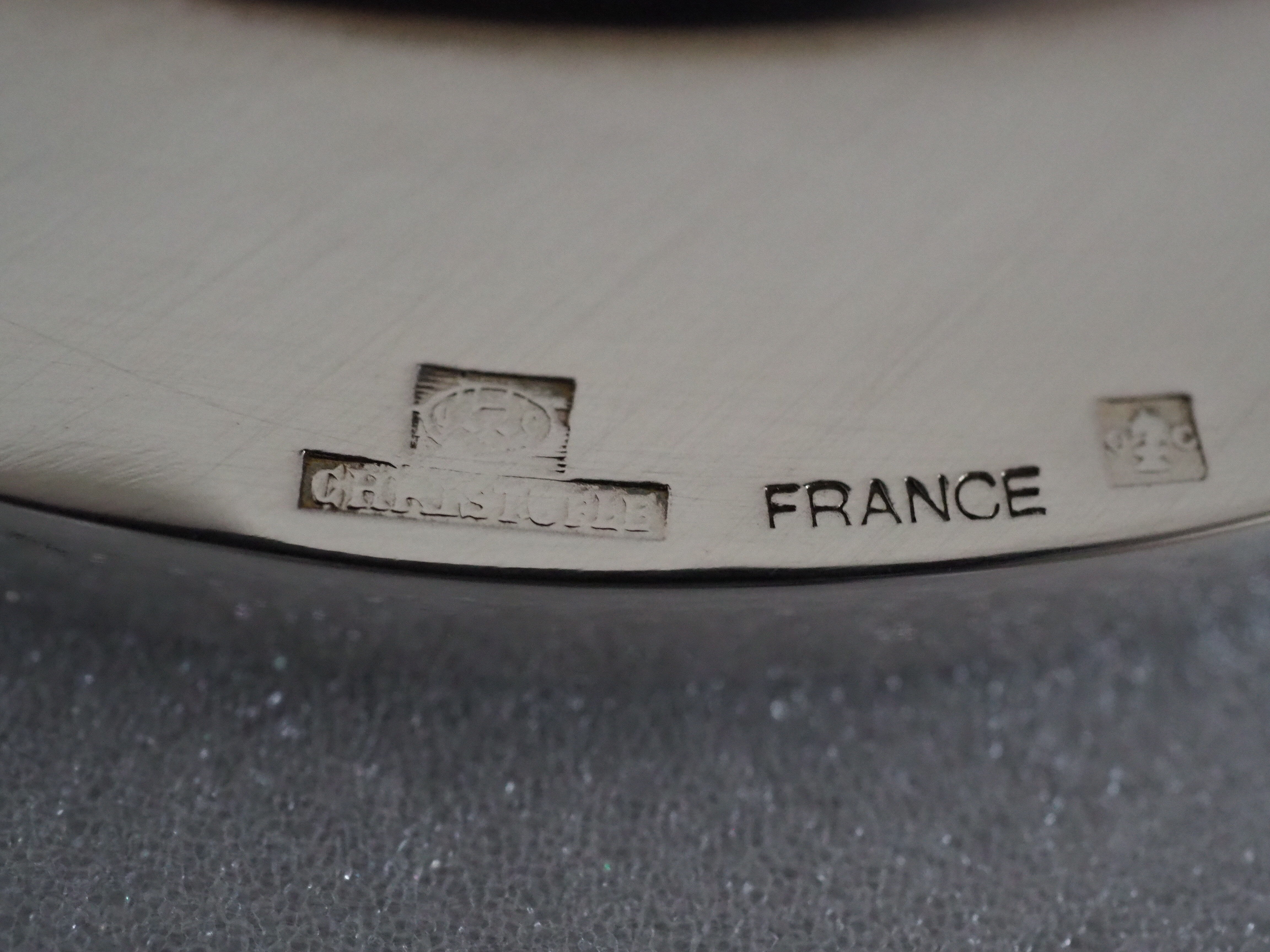 Round plate, Chinon collection with gold trim, Christofle, and its protective felt pouch.