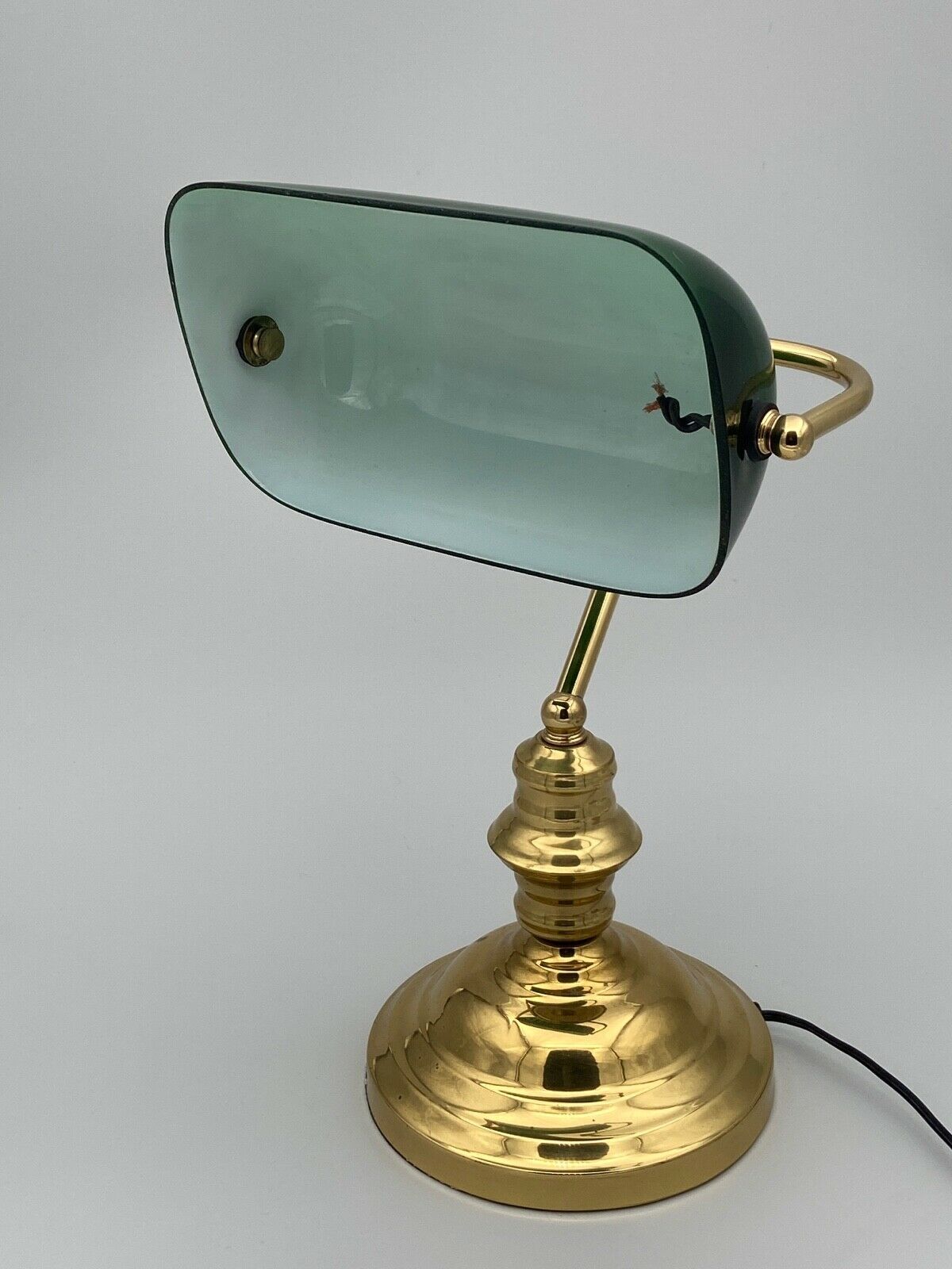 Banker's lamp in brass lampshade in green glass desk