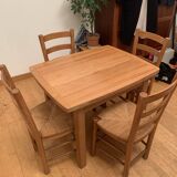 Table et chaises en bois et osier