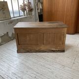 Central island trading counter in walnut