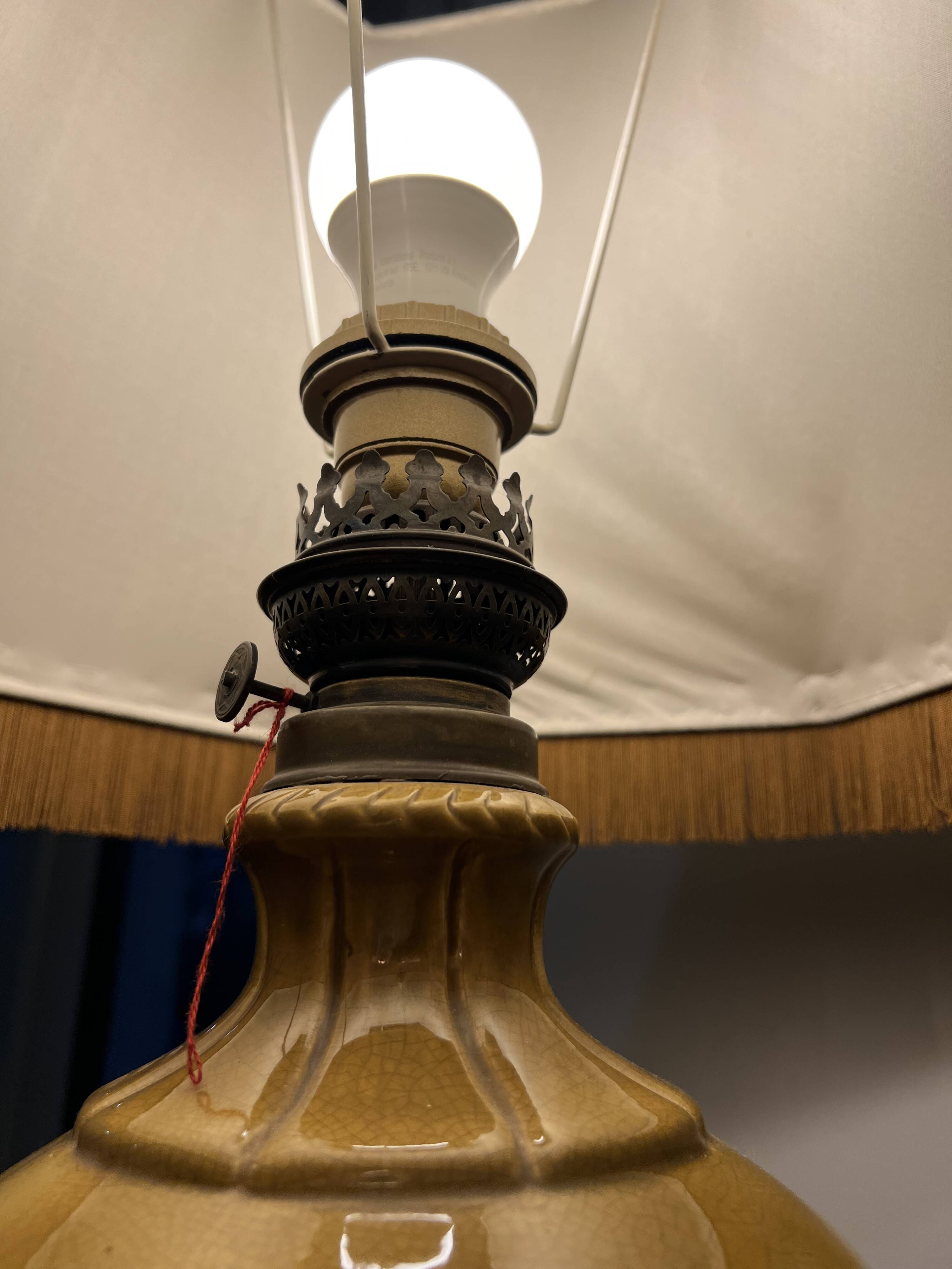 Ceramic table lamp with flower decor