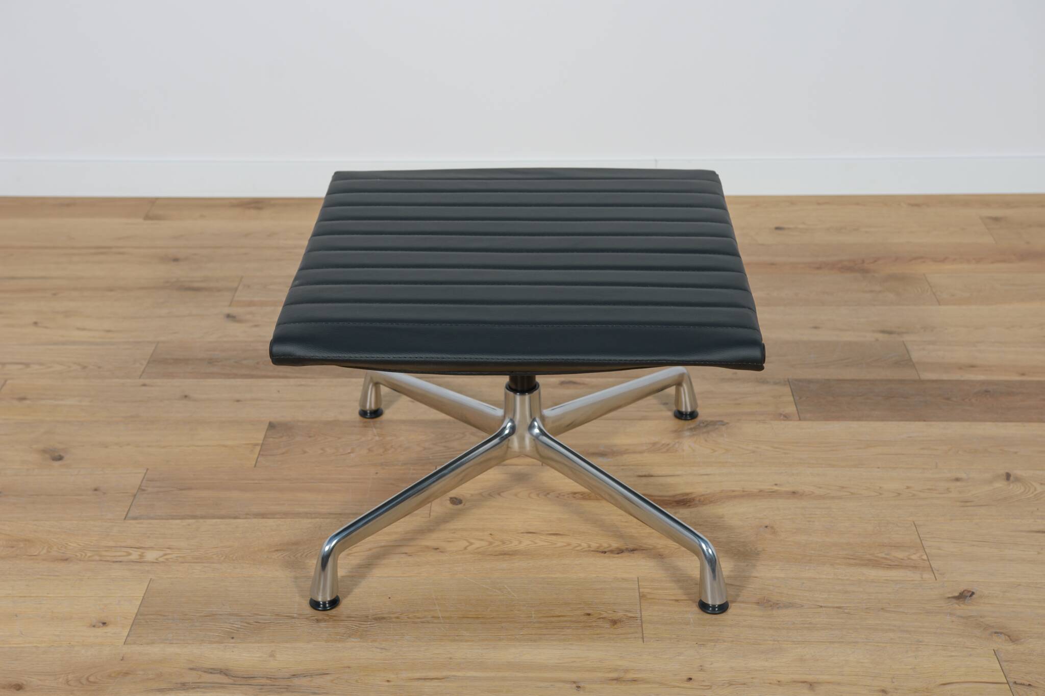 Eames Alu Group EA124 & EA125 Lounge Chair & Ottoman by Charles & Ray Eames for Vitra, 1980s.